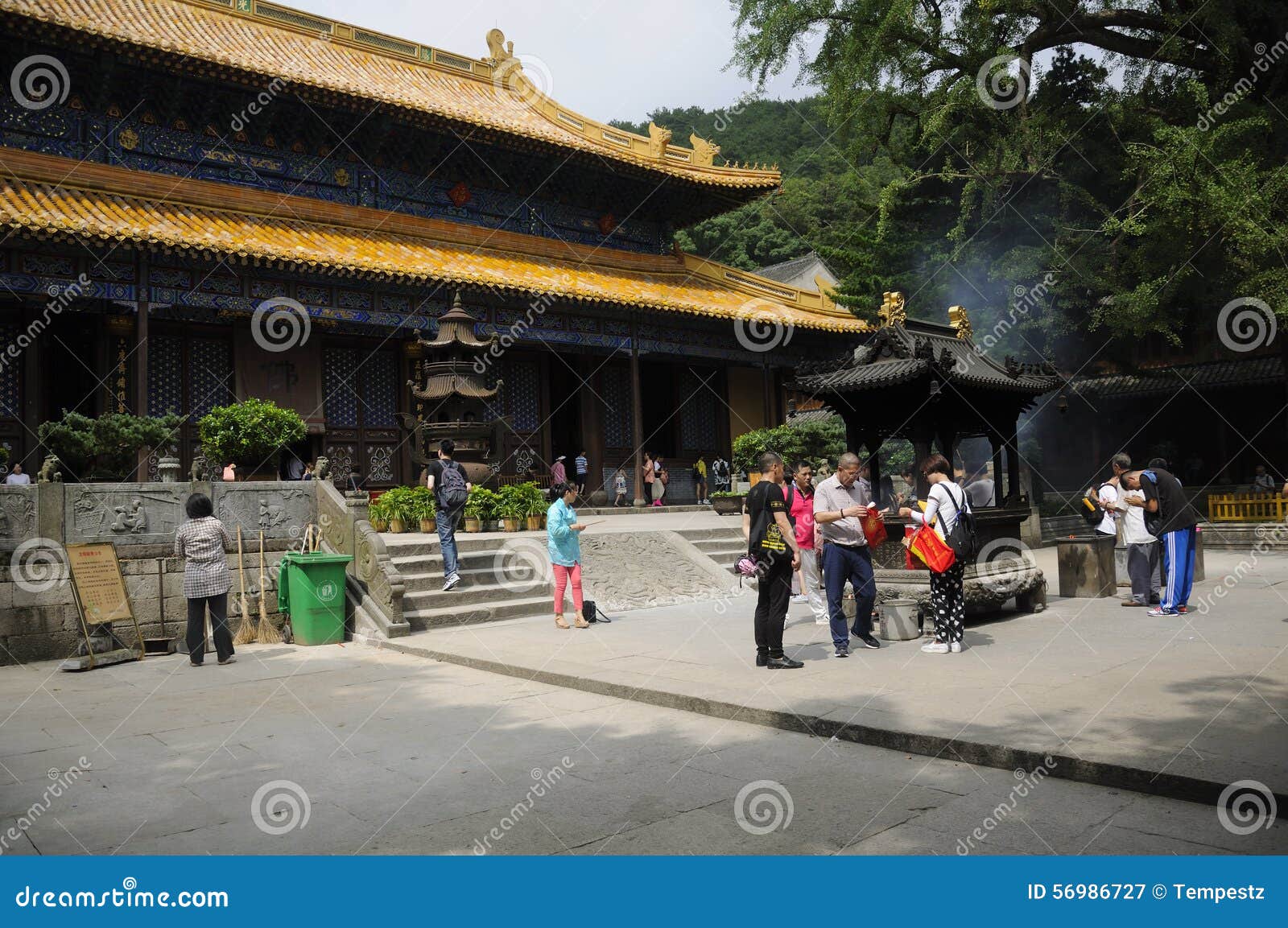 摄影片. 图片包括有香火, 汉语, 祈祷, 人们 .