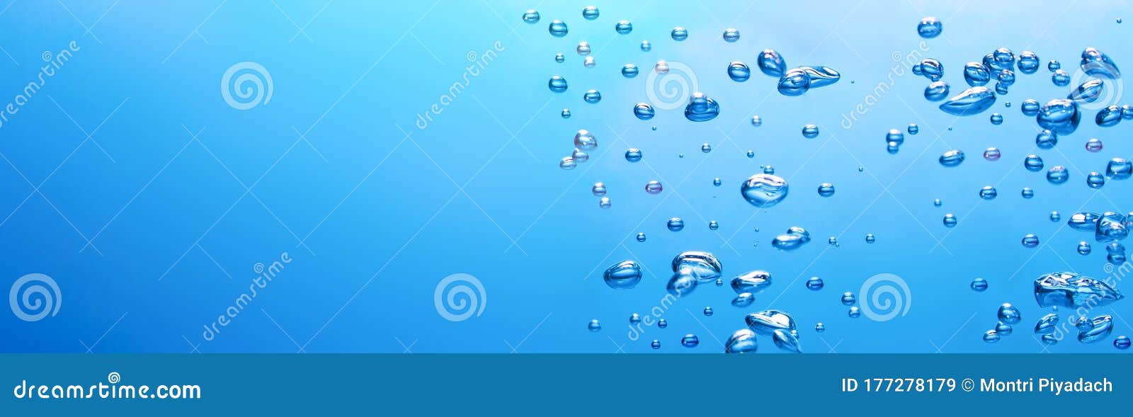 泡泡漂浮在蓝水中库存图片 图片包括有泡泡漂浮在蓝水中