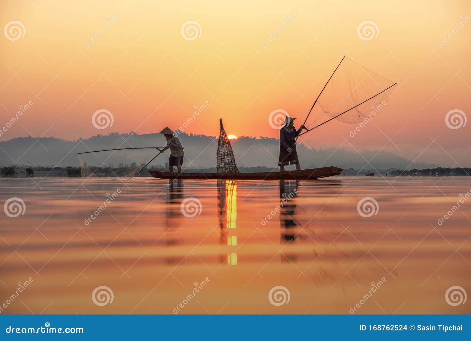 泰国日出背景中的渔民库存照片 图片包括有泰国日出背景中的渔民