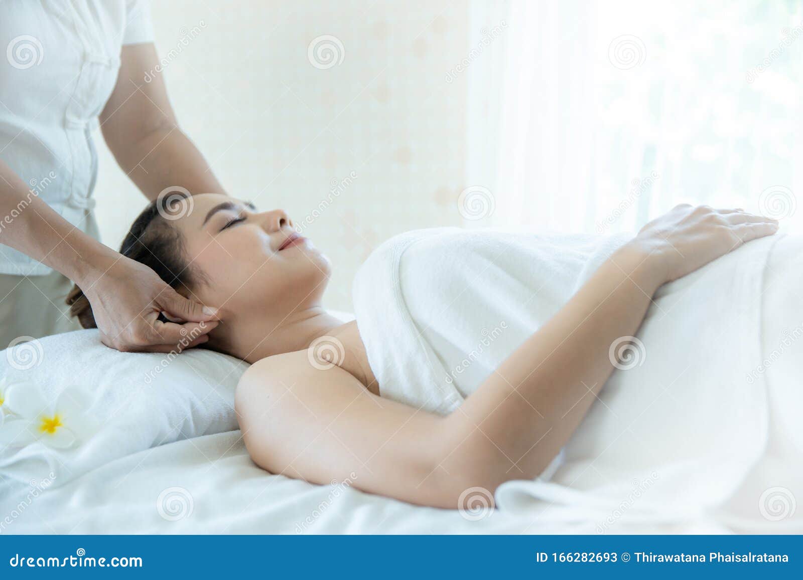 泰式按摩 泰式spa 放松耳朵按摩年轻健康的水疗女人具有香气的亚洲女性健康美容水疗库存图片 图片包括有肉欲 聚会所 泰式按摩 泰式spa 放松耳朵按摩年轻健康的水疗女人具有香气的亚洲女性健康美容水疗库存图片 图片包括有肉欲 聚会所