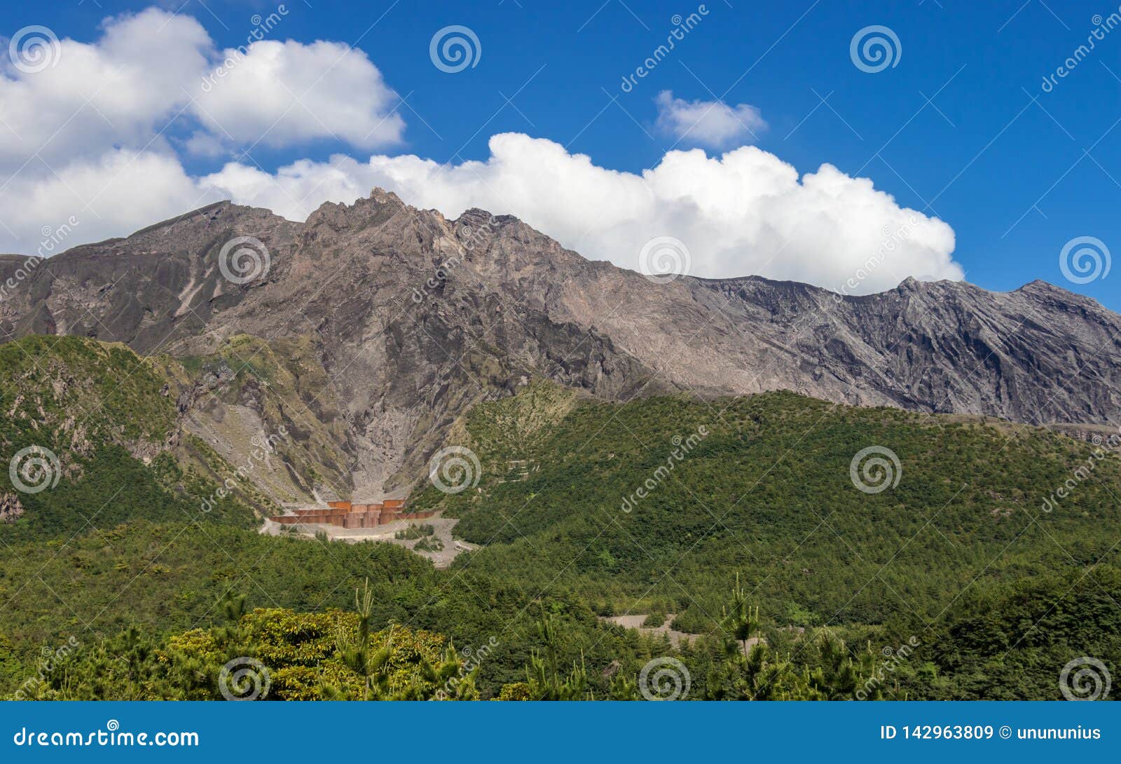 活跃沃尔坎火山绿色风景包括的樱岛火山采取从yunohiro视图地方监视位于鹿儿岛 九州 库存图片 图片包括有位于鹿儿岛 九州 活跃沃尔坎火山绿色风景包括的樱岛火山