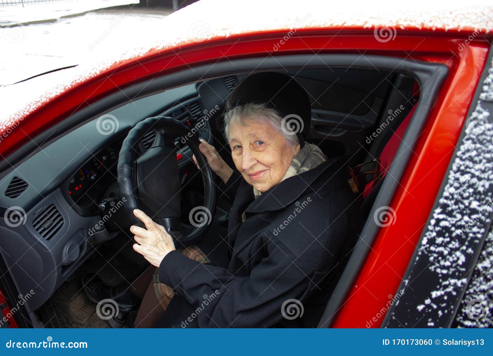 活跃的高级女性 微笑的退休女士开车库存照片 图片包括有发红光的 更老 愉快 表面 关键字