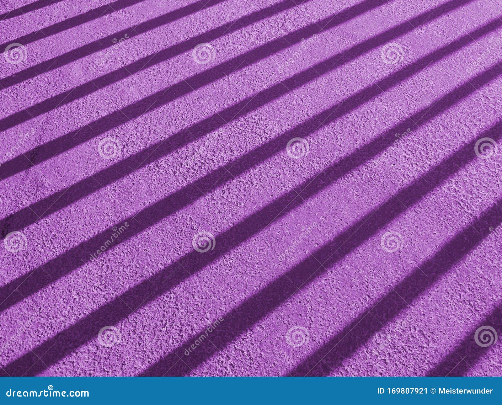 浅紫 紫 背景中的路面阴影条库存图片 图片包括有浅紫 紫 背景中的路面阴影条