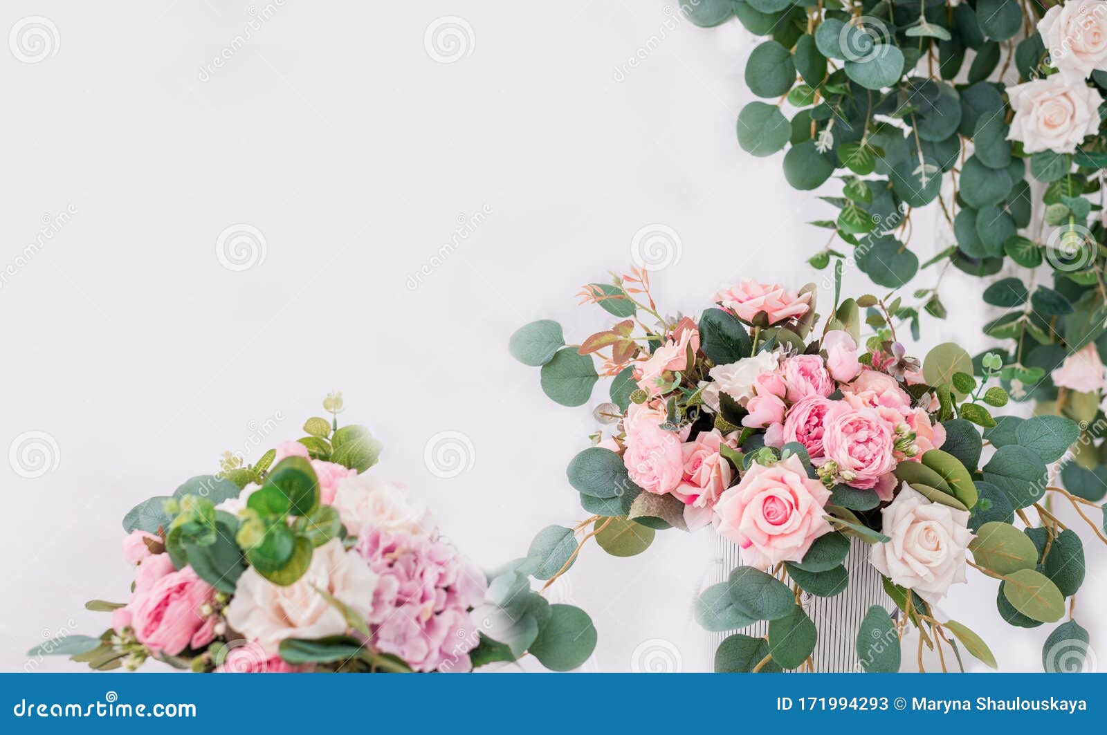 浅色背景中的美丽玫瑰花带白空的柔和颜色的花框艺术花背景库存图片 图片包括有淡色 植物群 浅色背景中的美丽玫瑰花带白空的柔和颜色的花框艺术花背景库存图片 图片包括有淡色 植物群