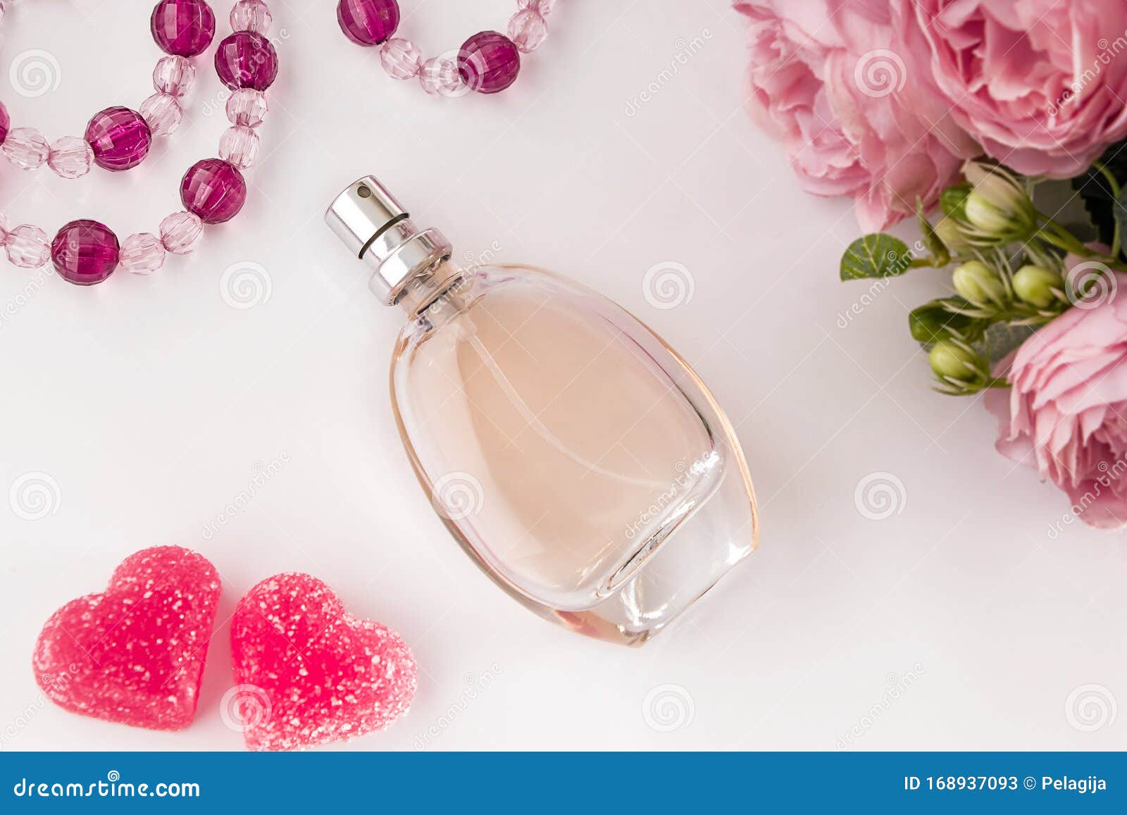 浅色背景中的香水 花和心库存图片 图片包括有浅色背景中的香水 花和心 浅色背景中的香水 花和心库存图片 图片包括有浅色背景中的香水 花和心