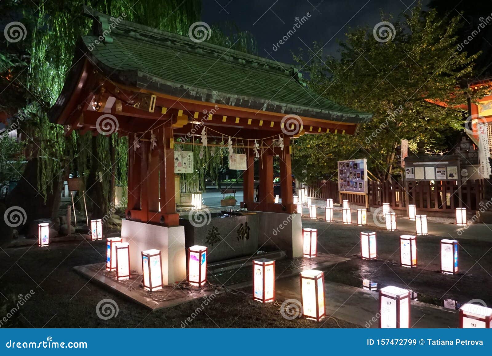 浅草神社内园灯编辑类库存图片 图片包括有使徒 红色 发芽 传统 路径 祈祷 节日 布琼布拉