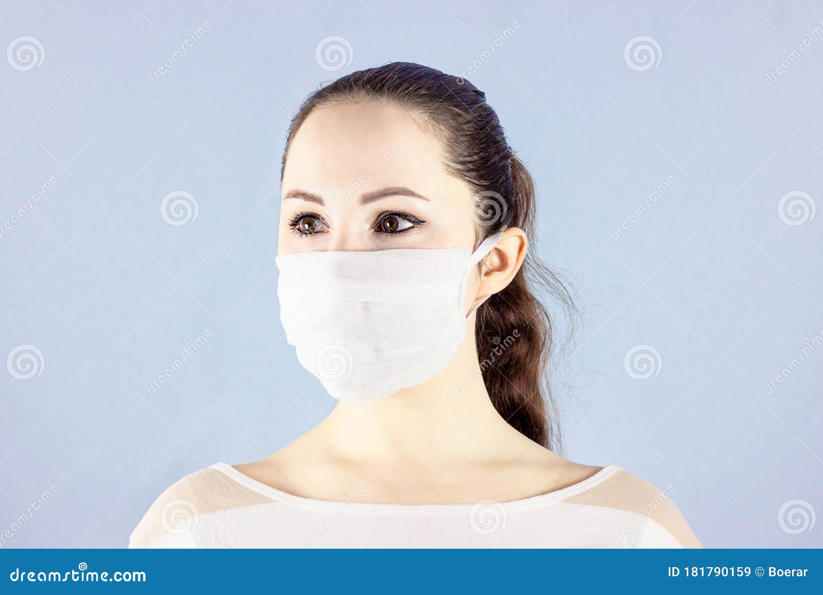 浅蓝色背景下白色一次性医用口罩的白人美女画像库存图片 图片包括有爆发 女孩 白种人 人们 浅蓝色背景下白色一次性医用口罩的白人美女画像库存图片 图片包括有爆发 女孩 白种人 人们