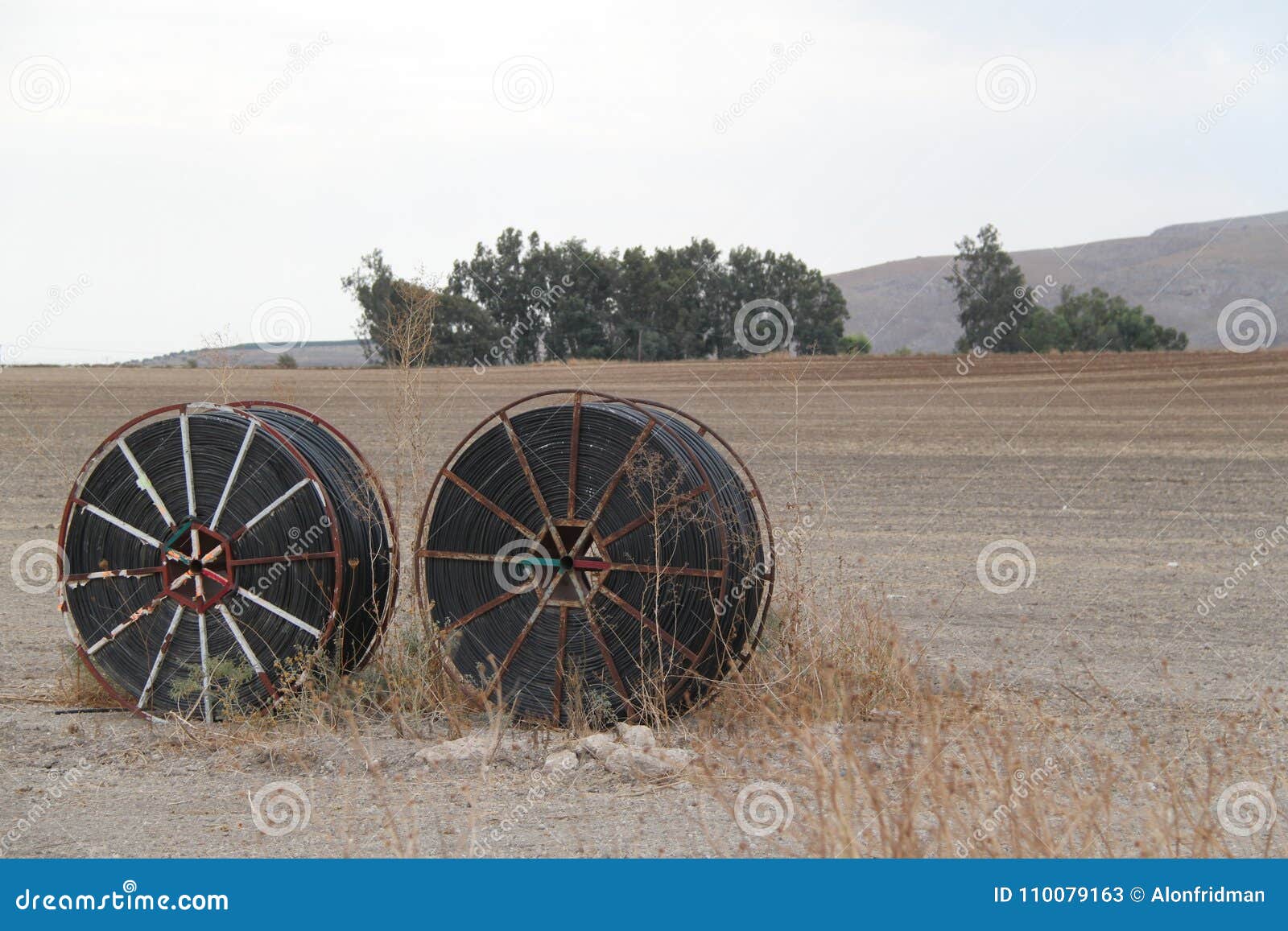 浇灌的领域的农业灌溉系统库存图片. 图片包括