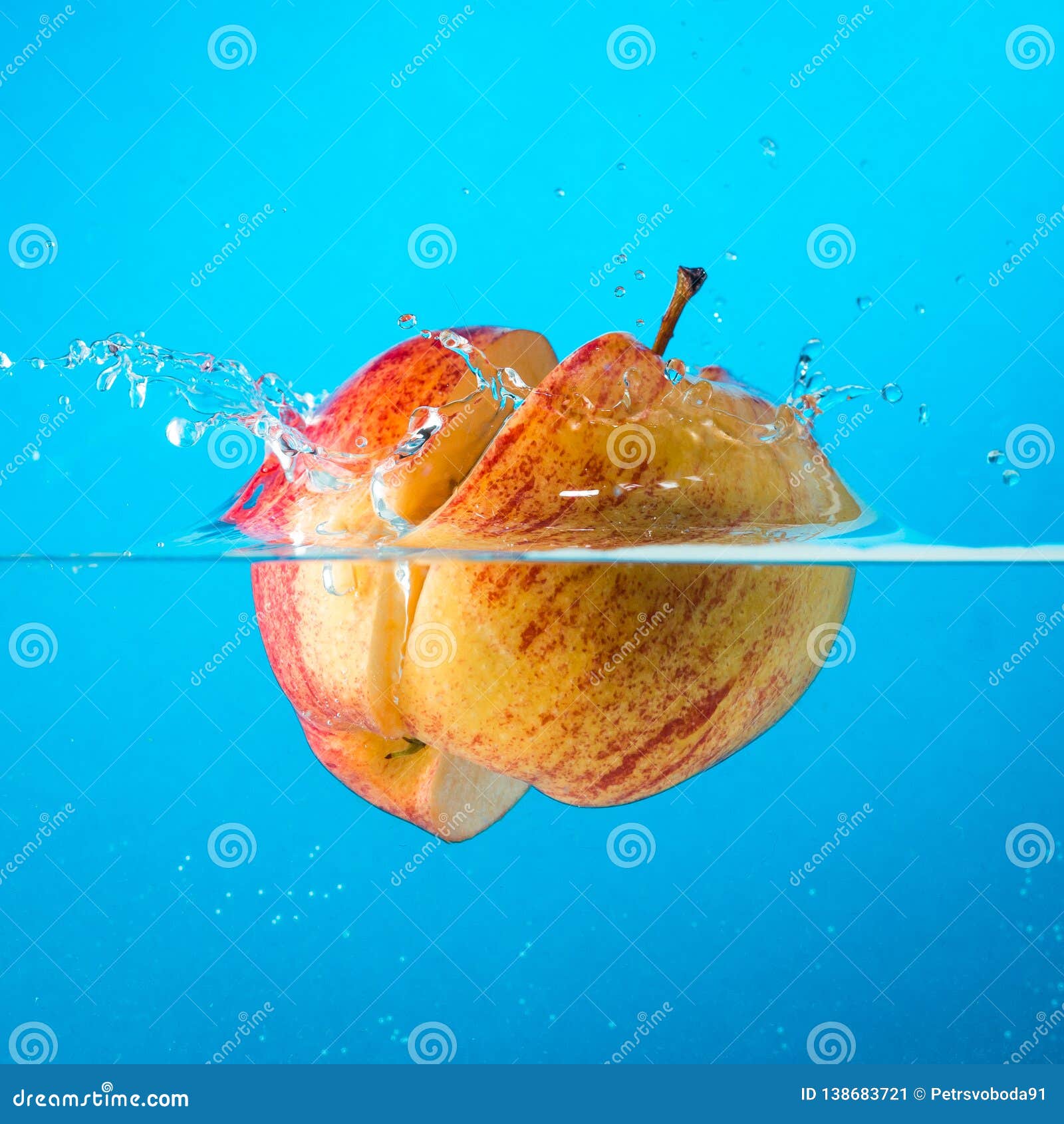 浇灌飞溅在水之下的apple 背景看板卡祝贺邀请库存图片 图片包括有背景看板卡祝贺邀请 浇灌飞溅