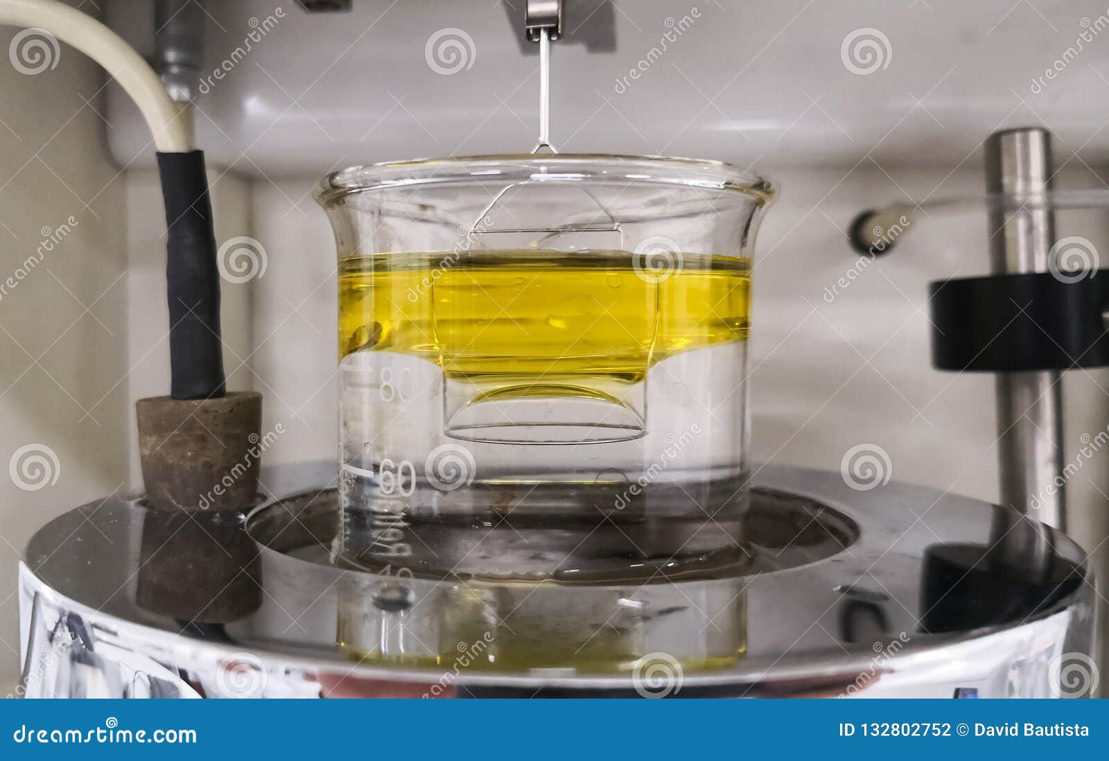 测量表面张力的力量张力计接近的dof设备f重点实验室低照片特殊测试定了调子x的管库存照片 图片包括有接近的dof设备f重点实验室低照片特殊测试定了调子x的管 测量表面张力的力量张力计