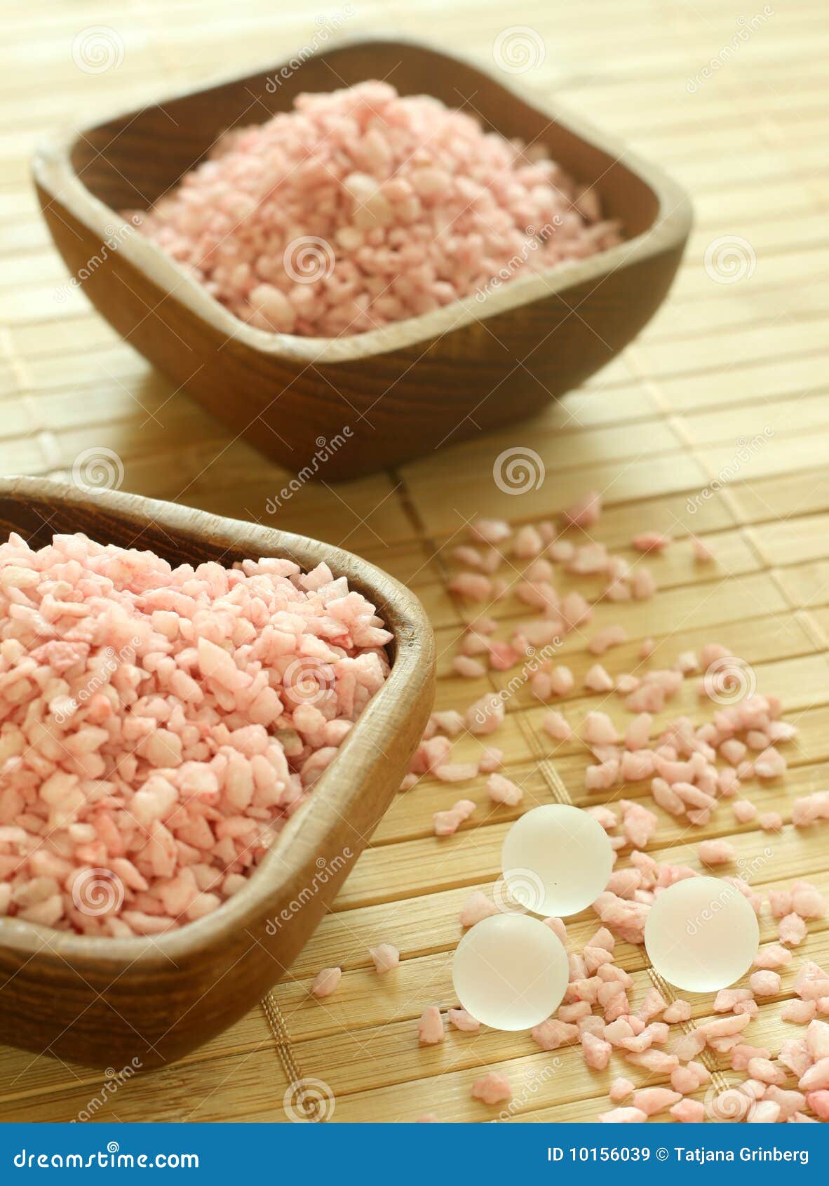 浴滚保龄球木桃红色的盐库存图片 图片包括有浴滚保龄球木桃红色的盐 浴滚保龄球木桃红色的盐库存图片 图片包括有浴滚保龄球木桃红色的盐