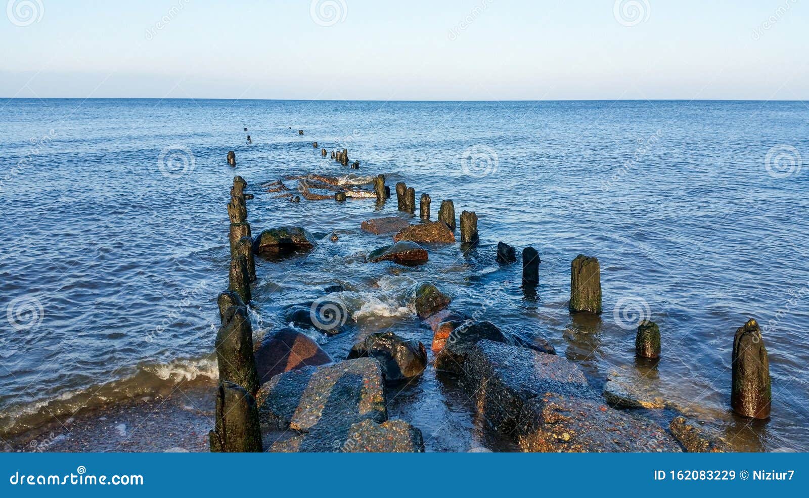 海上防波堤库存图片 图片包括有波罗的海 晒裂 旅行 夏天 本质 视图 岩石 展望期