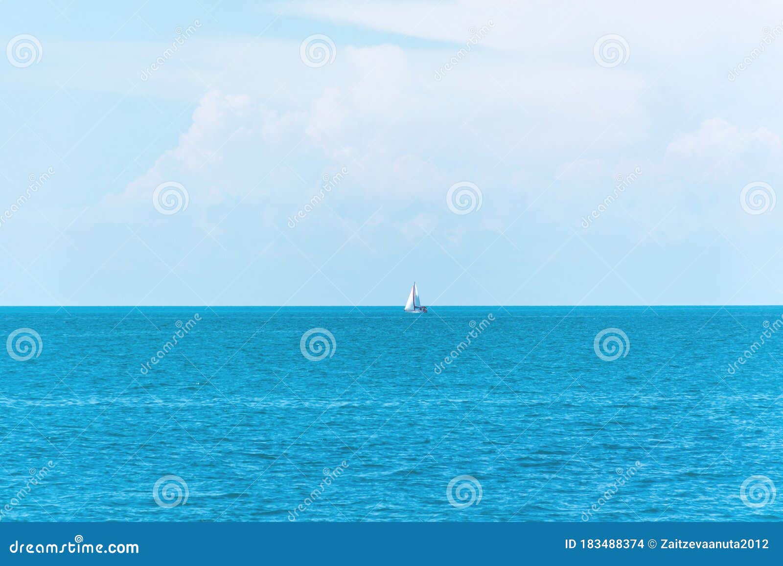 海平线上的白色帆船库存照片 图片包括有欧洲 复制 节假日 风景 小船 冒险家 空间 海平线上的白色帆船库存照片 图片包括有欧洲 复制 节假日 风景 小船 冒险家 空间