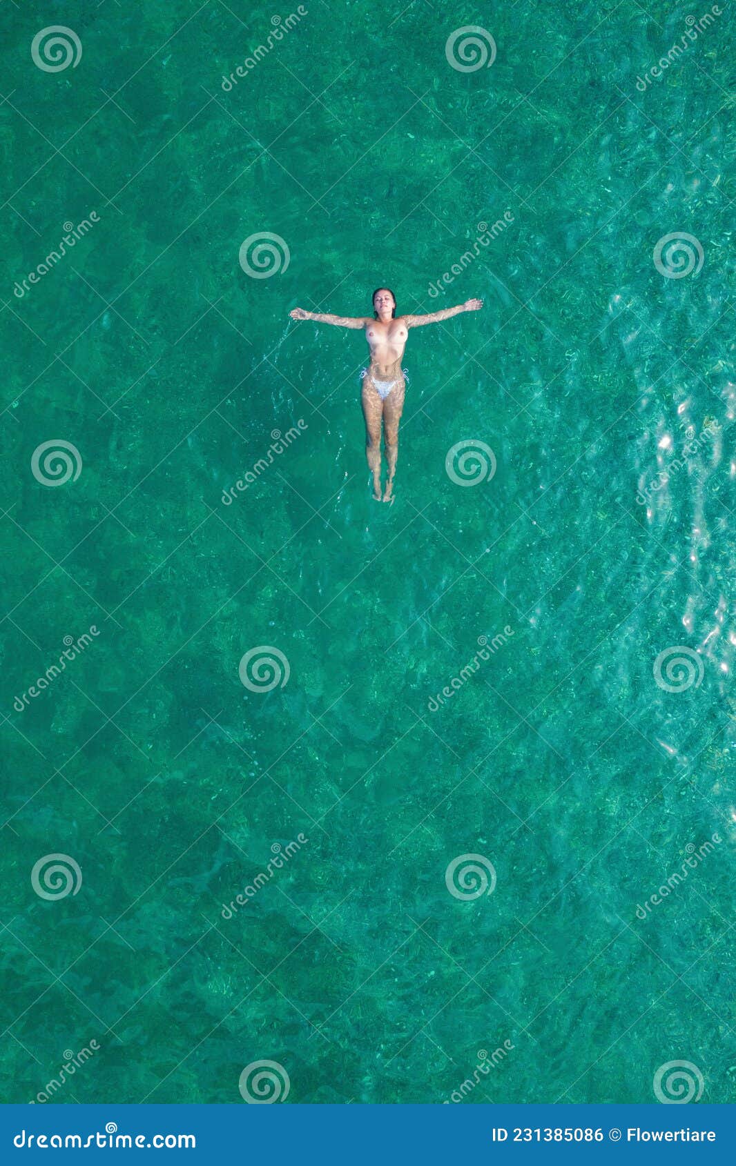 海洋水中裸胸的年轻裸体美女. 夏季. 从上方查看. 顶视图计算机. 库存照片- 图片包括有海洋, 女性: 231385086