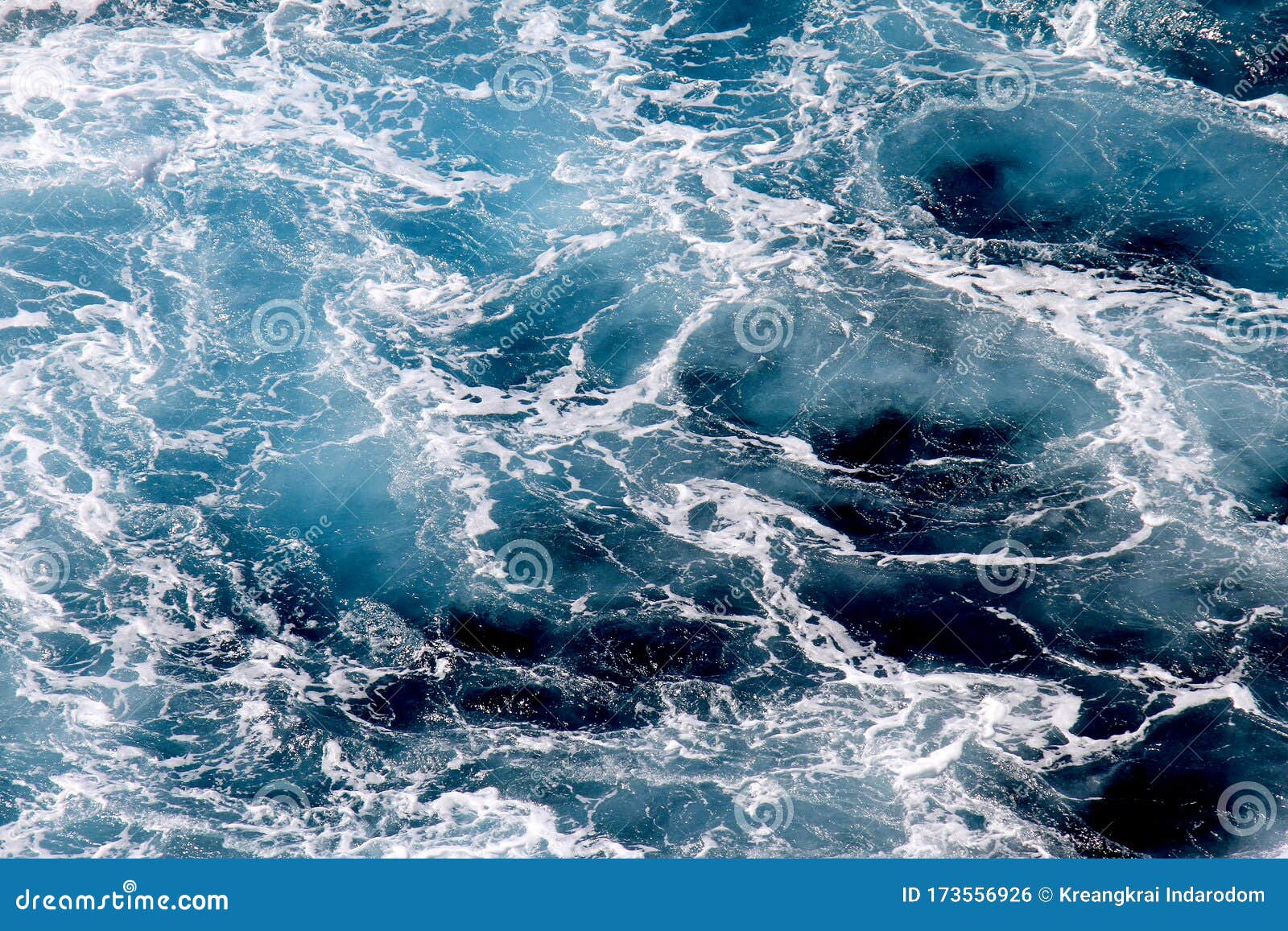 海浪壁纸 深蓝色水和海泡从空中看 自然抽象图案背景库存照片 图片包括有