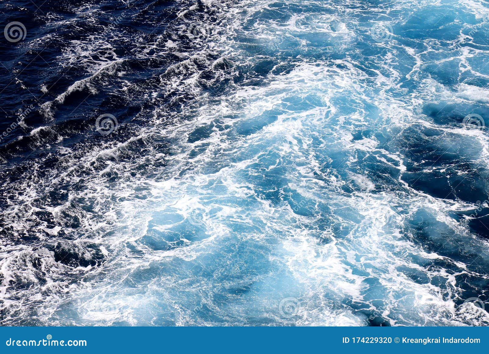 海浪壁纸 深蓝色水和海泡从空中看 自然抽象图案背景库存照片 图片包括有环境 海景 背包 强烈