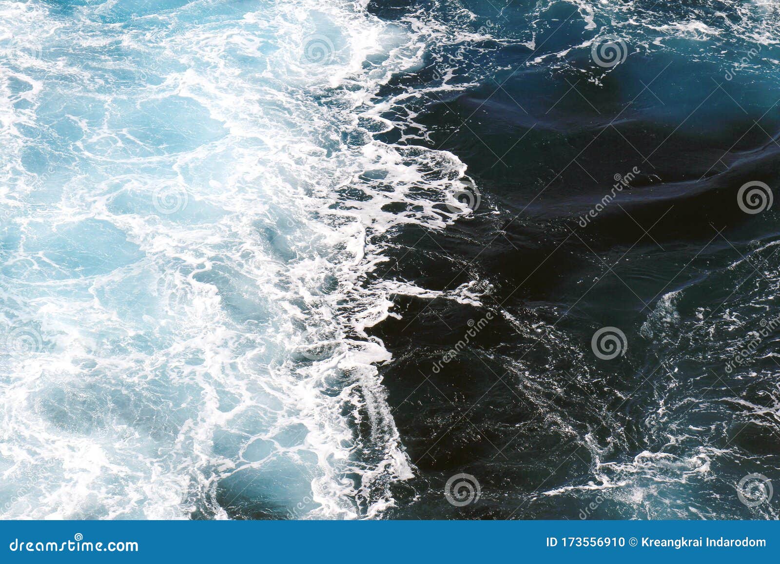 海浪壁纸 深蓝色水和海泡库存照片 图片包括有海洋 颜色 背包 泡沫 复制 海景 自然