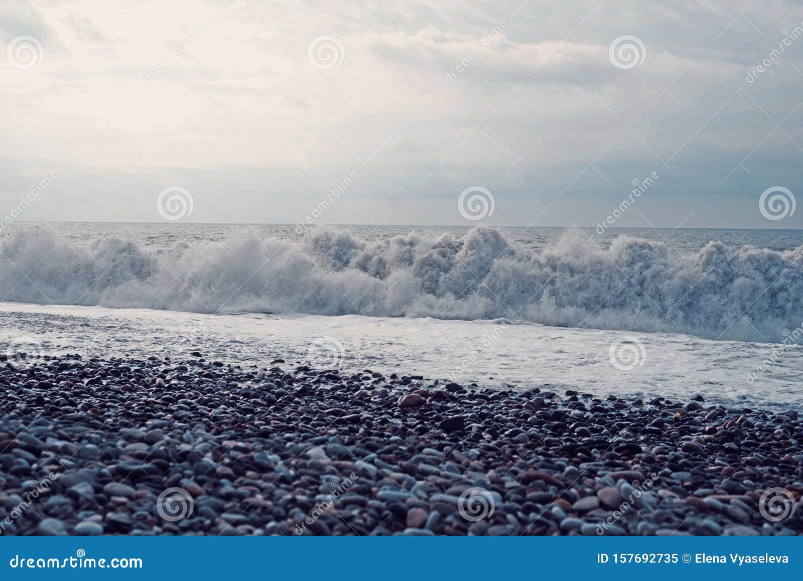 海浪海浪中充满了海泡库存图片 图片包括有 海浪海浪中充满了海泡库存图片 图片包括有