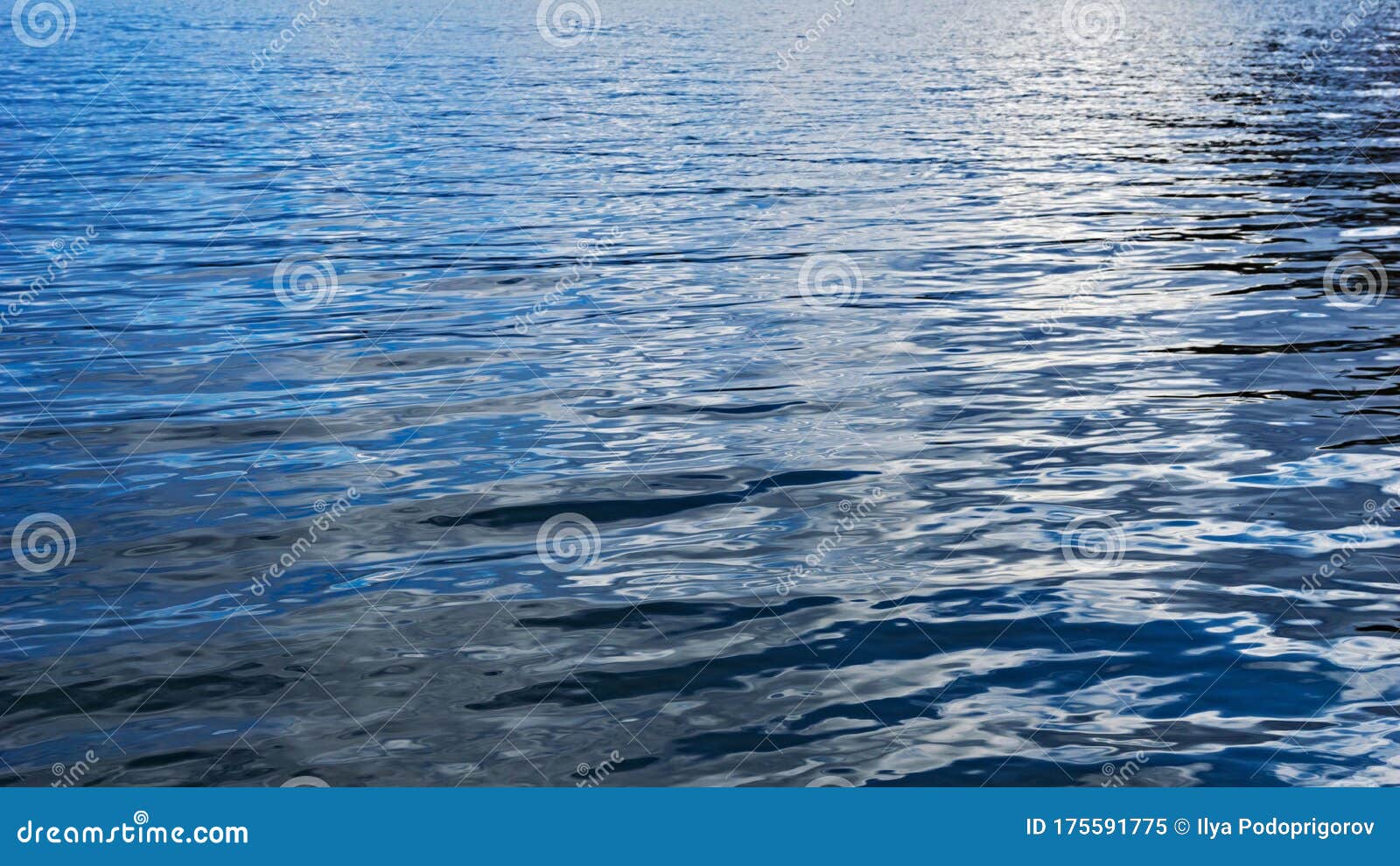 海面上光的播放 水面 海面 水背景 蓝水面 抽象蓝水 蓝色库存图片 图片包括有液体 自然 海面上光的播放 水面 海面 水背景 蓝水面 抽象蓝水 蓝色库存图片 图片包括有液体 自然