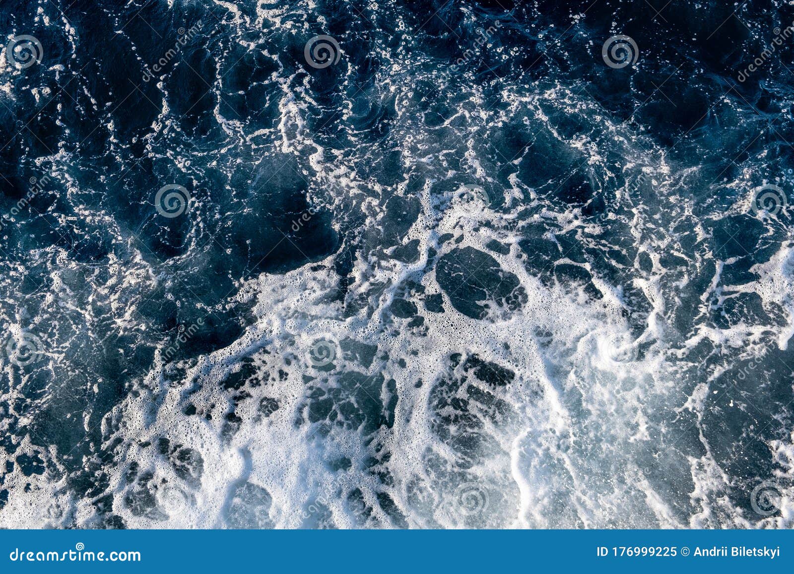 海面自上而下的航空视图自然背景中的白泡波纹理库存图片 图片包括有水色 海岸 钞票 夏天 海面自上而下的航空视图自然背景中的白泡波纹理库存图片 图片包括有水色 海岸 钞票 夏天