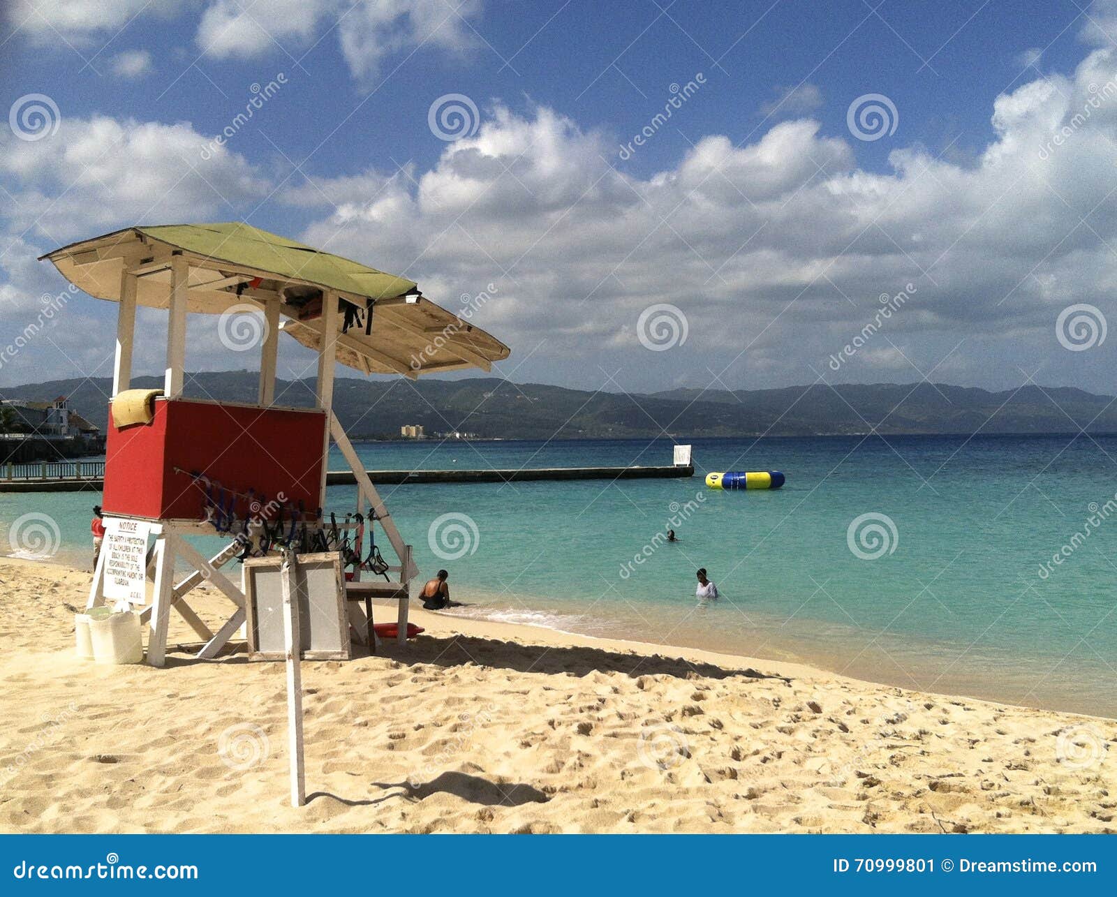 海滩在蒙特哥贝 牙买加库存图片 图片包括有天空 火箭筒 小珠靠岸的 假期 牙买加 背包