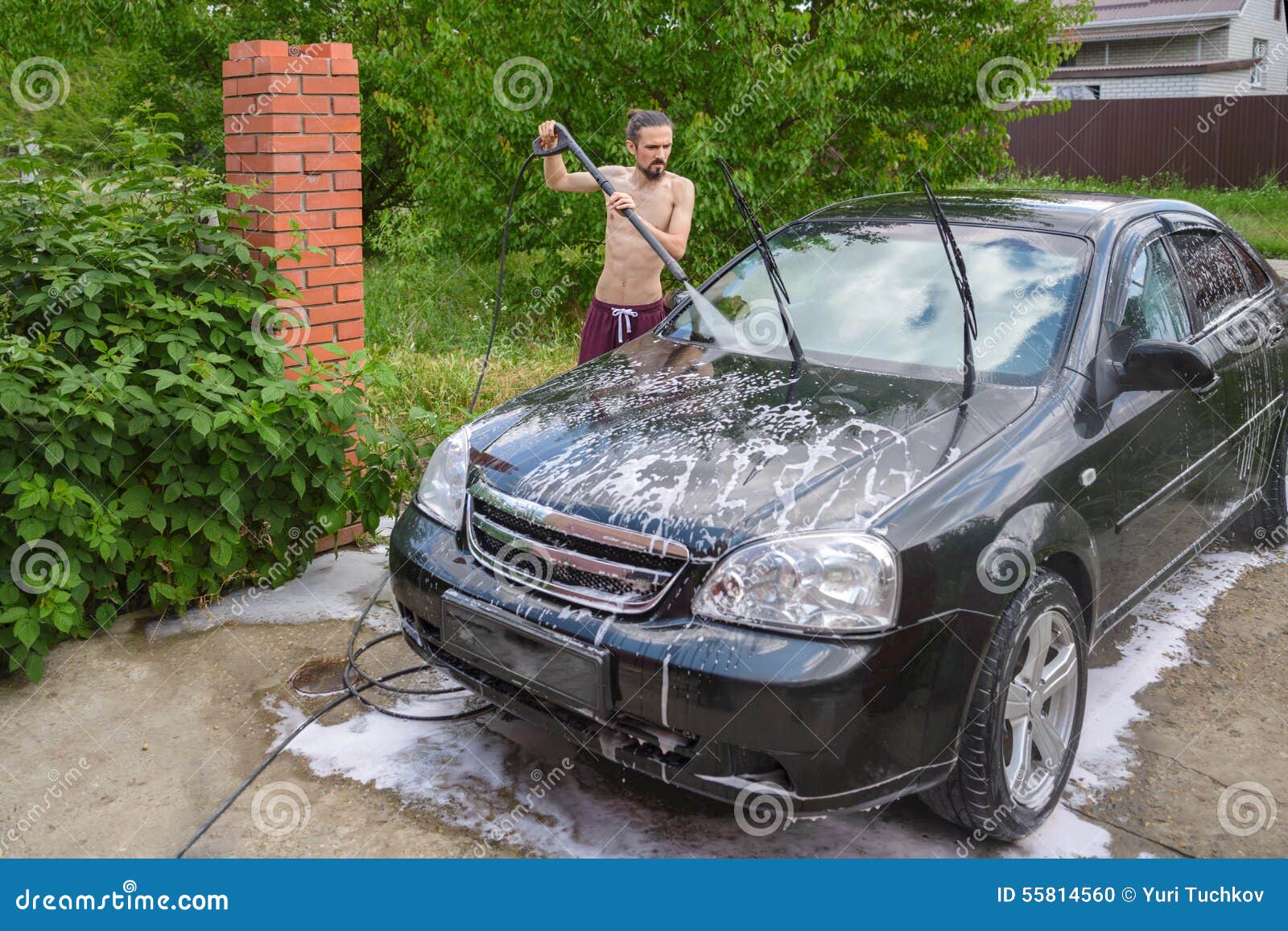 Можно мыть машину возле дома. Мыть машину около частного дома. Сосед моет машину у дома. Машину мыли возле дома фото. Помывка машины с балкона из шланга карикатура.