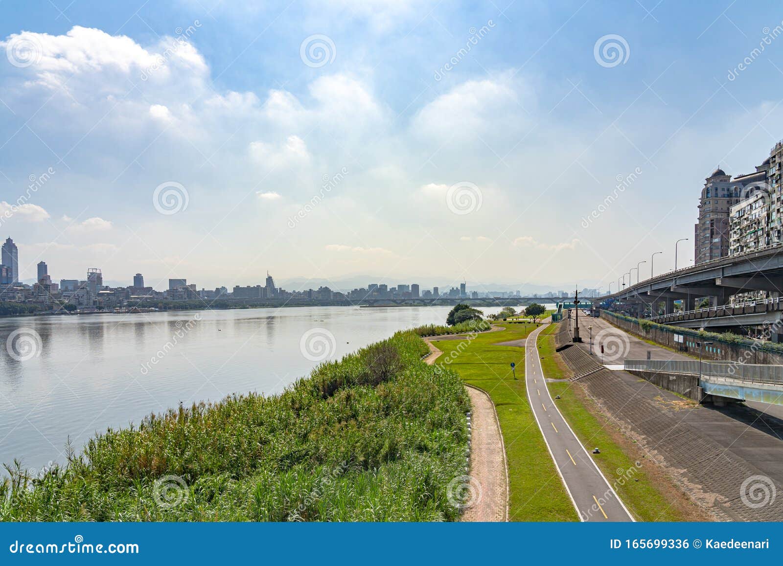 淡水河岸风光 台北桥 连接新台北市与台北市的桥梁编辑类照片 图片包括有贿赂 绿色 街市 道路