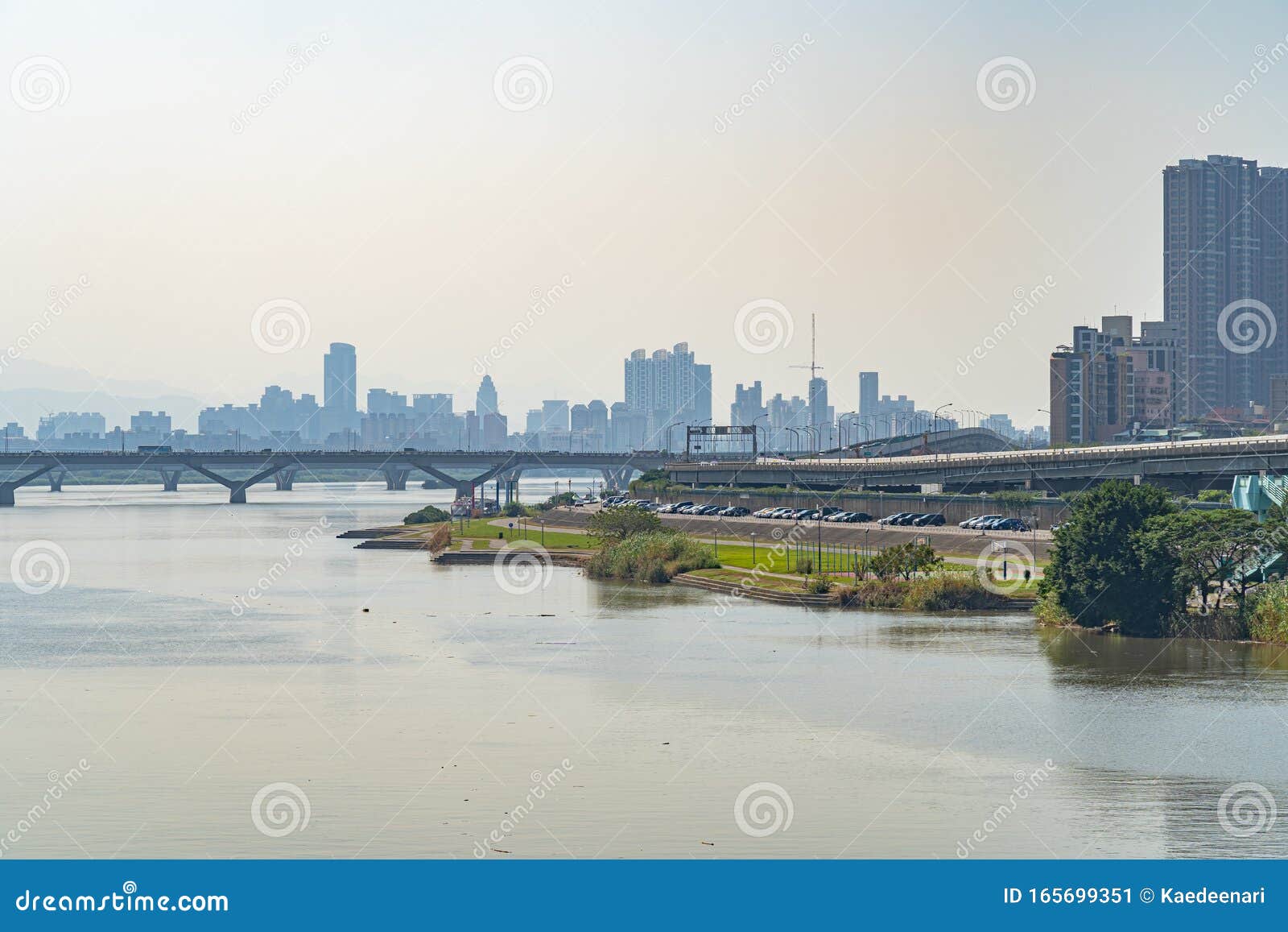 淡水河岸风光 台北桥 连接新台北市与台北市的桥梁编辑类照片 图片包括有横幅提供资金的 资本 生活方式 淡水河岸风光 台北桥 连接新台北市与台北市的桥梁编辑类照片 图片包括有横幅提供资金的 资本 生活方式