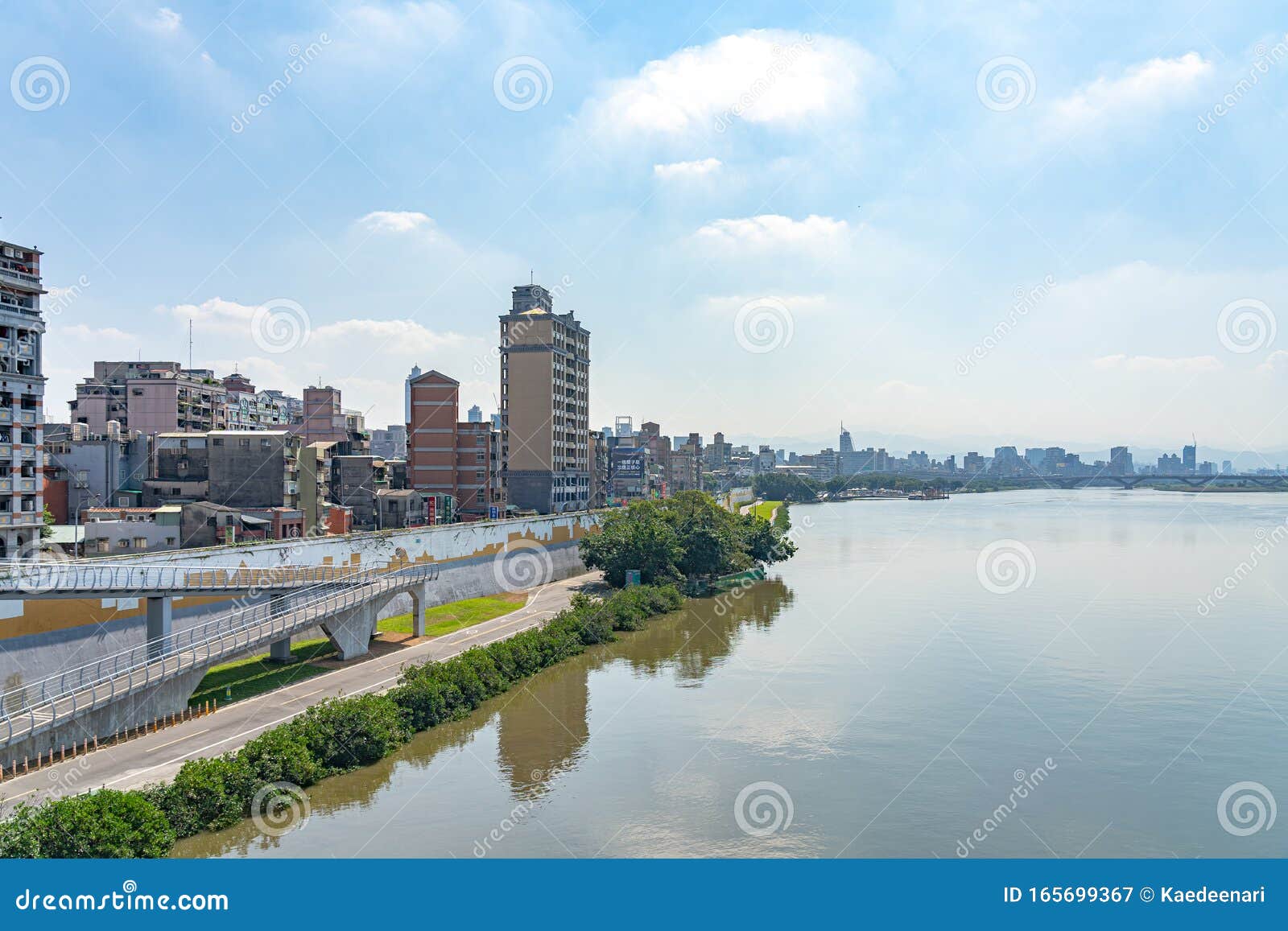淡水河岸风光 台北桥 连接新台北市与台北市的桥梁图库摄影片 图片包括有汽车 拱道 通勤者 街市 淡水河岸风光 台北桥 连接新台北市与台北市的桥梁图库摄影片 图片包括有汽车 拱道 通勤者 街市
