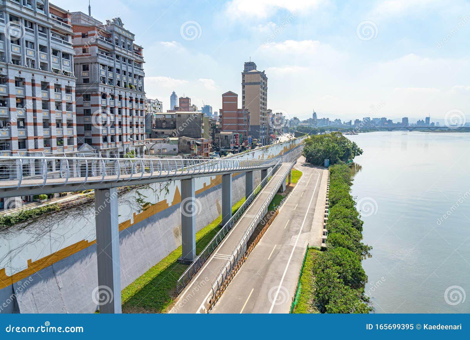 淡水河岸风光 台北桥 连接新台北市与台北市的桥梁编辑类图片 图片包括有街市 摩托车 生活方式