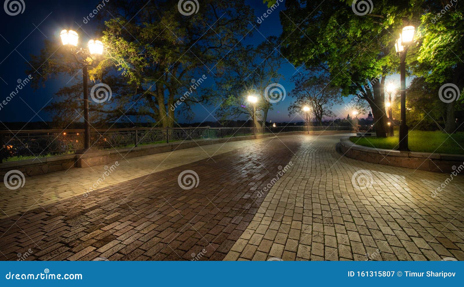 深夜或夜间空荡荡的城市公园景观 配有照明灯柱和砖路库存图片 图片包括有黎明 场面 通路 室外 深夜或夜间空荡荡的城市公园景观 配有照明灯柱和砖路库存图片 图片包括有黎明 场面 通路 室外