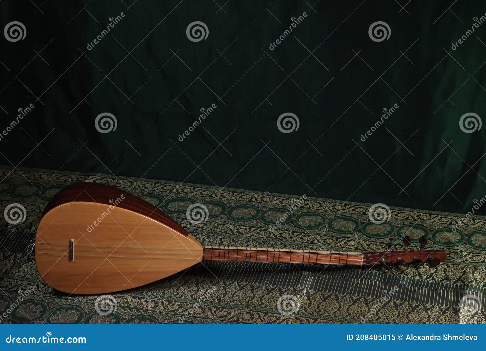深绿色背景中的传统土耳其国家乐器baglama Saz 壮丽的世纪 关于库存图片 图片包括有音乐 音乐会