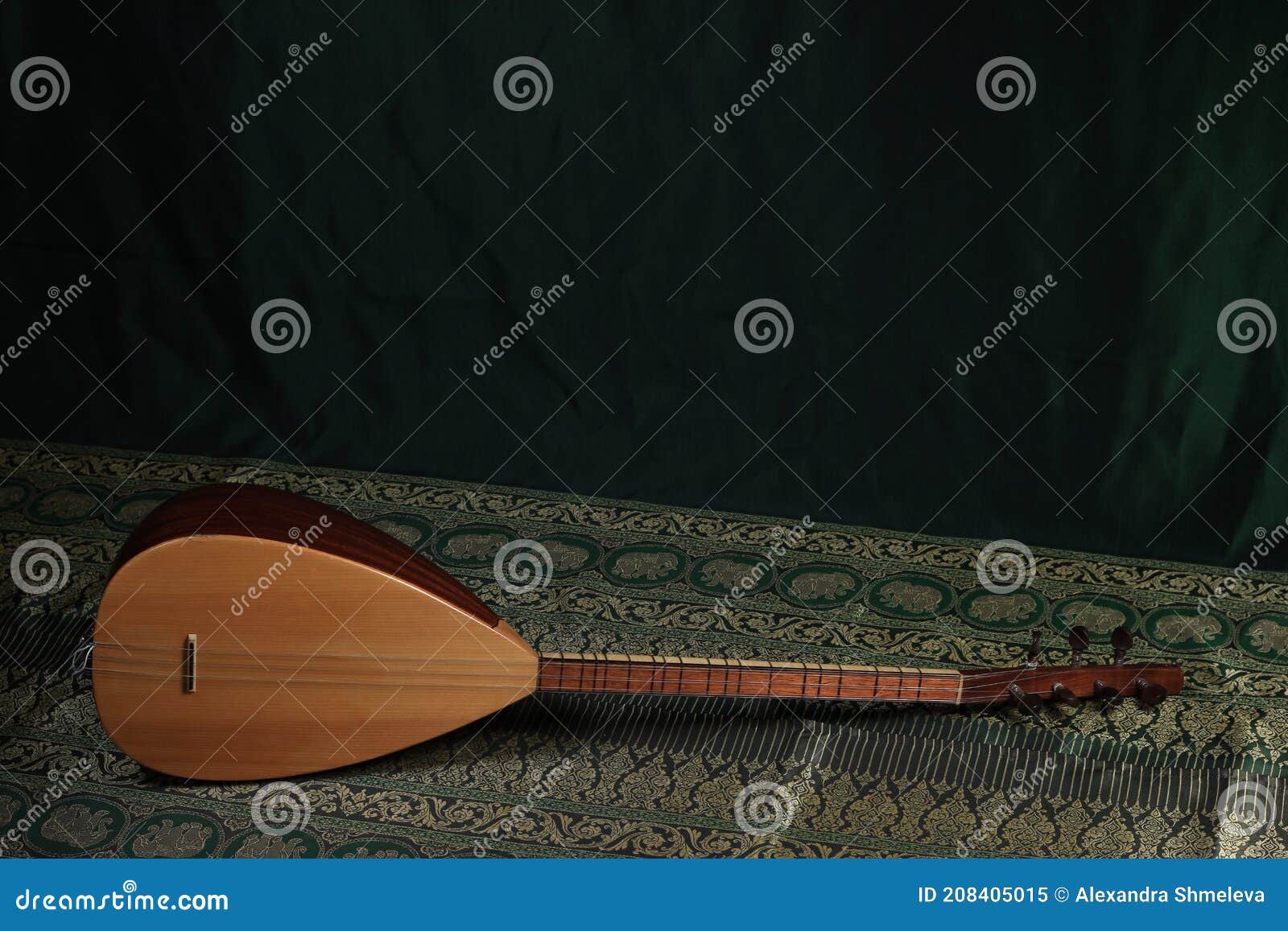 深绿色背景中的传统土耳其国家乐器baglama Saz 壮丽的世纪 关于库存图片 图片包括有音乐 音乐会 深绿色背景中的传统土耳其国家乐器baglama Saz 壮丽的世纪 关于库存图片 图片包括有音乐 音乐会