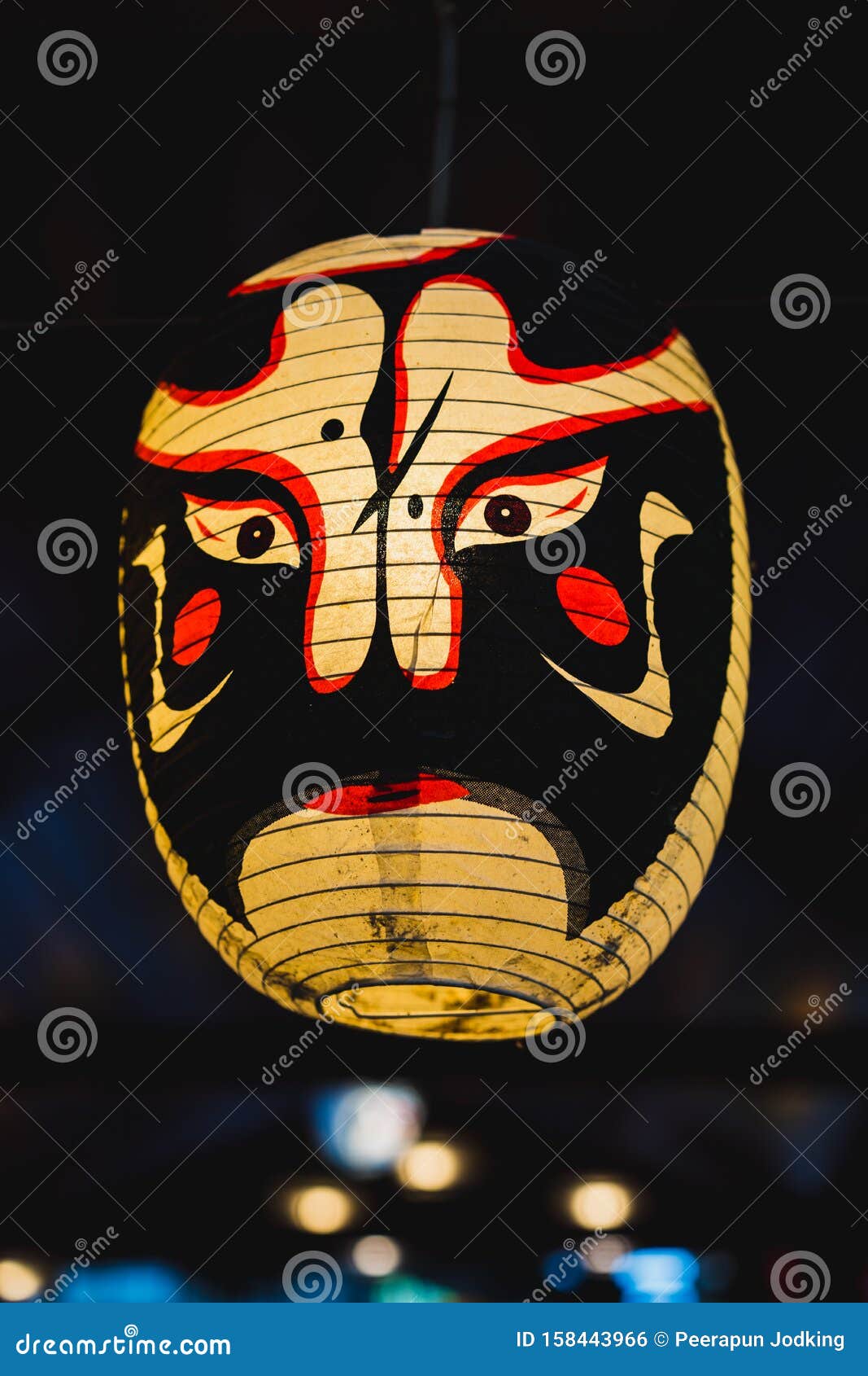 深背景中的日本歌舞伎能剧面具灯编辑类照片 图片包括有