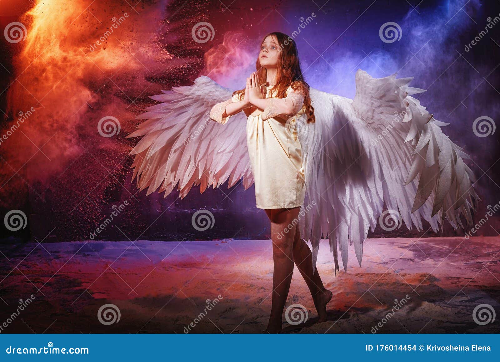 深色背景中带有彩色照明的白色天使善与恶之间的战争概念有天使翅膀的女孩库存照片 图片包括有舞蹈演员 天使