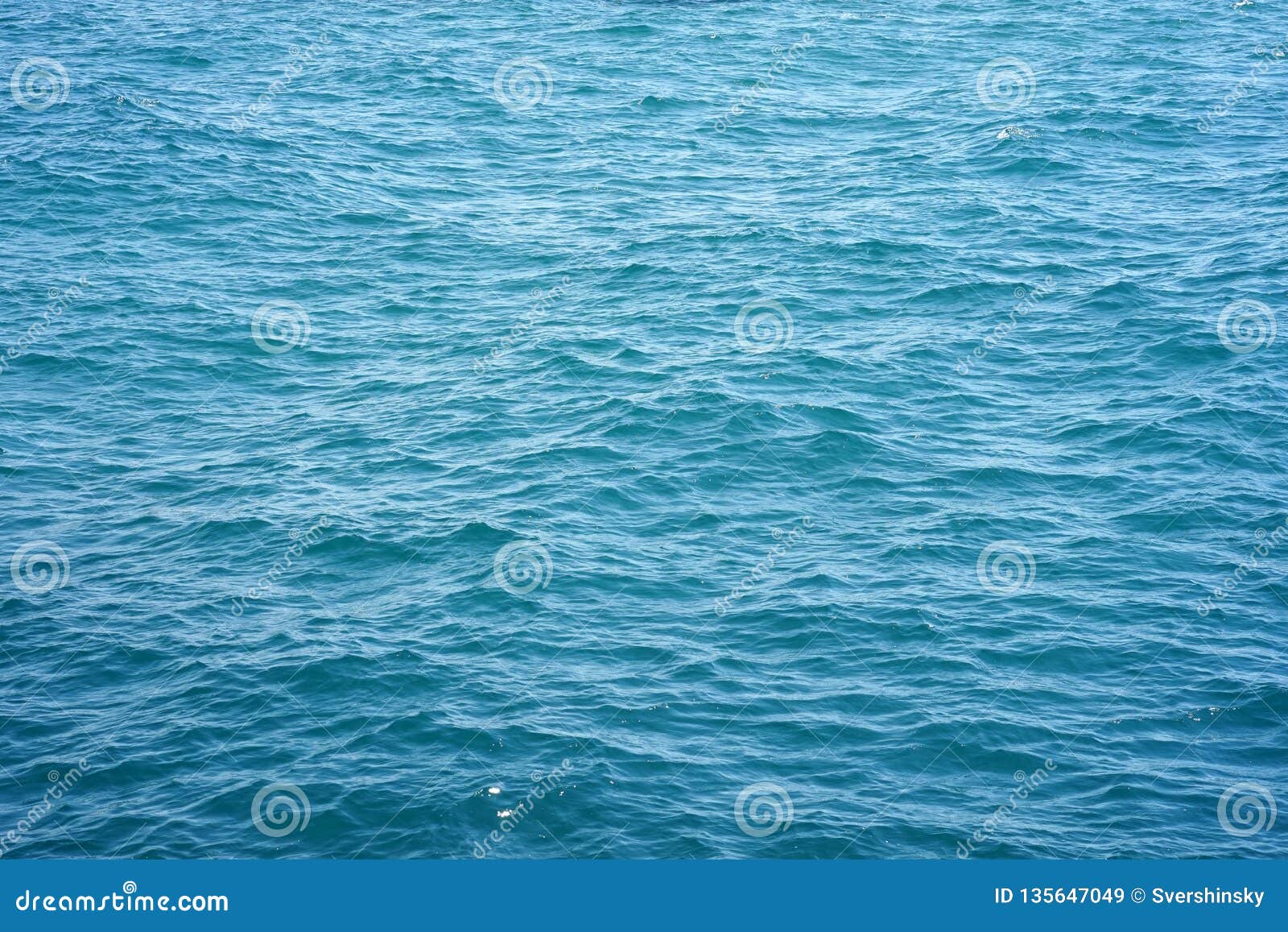 清楚的水背景 蓝色自然纹理海波浪关闭 低角度视图海水背景库存图片 图片包括有照亮 背包
