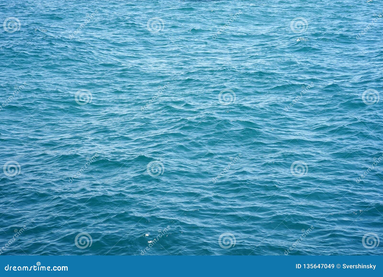 清楚的水背景 蓝色自然纹理海波浪关闭 低角度视图海水背景库存图片 图片包括有照亮 背包 清楚的水背景 蓝色自然纹理海波浪关闭 低角度视图海水背景库存图片 图片包括有照亮 背包