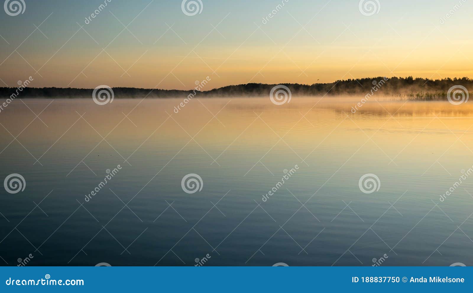 湖上清晨的雾天漂亮的壁纸湖中飘着神秘的雾夏日库存照片 图片包括有背包 日出 神秘主义者
