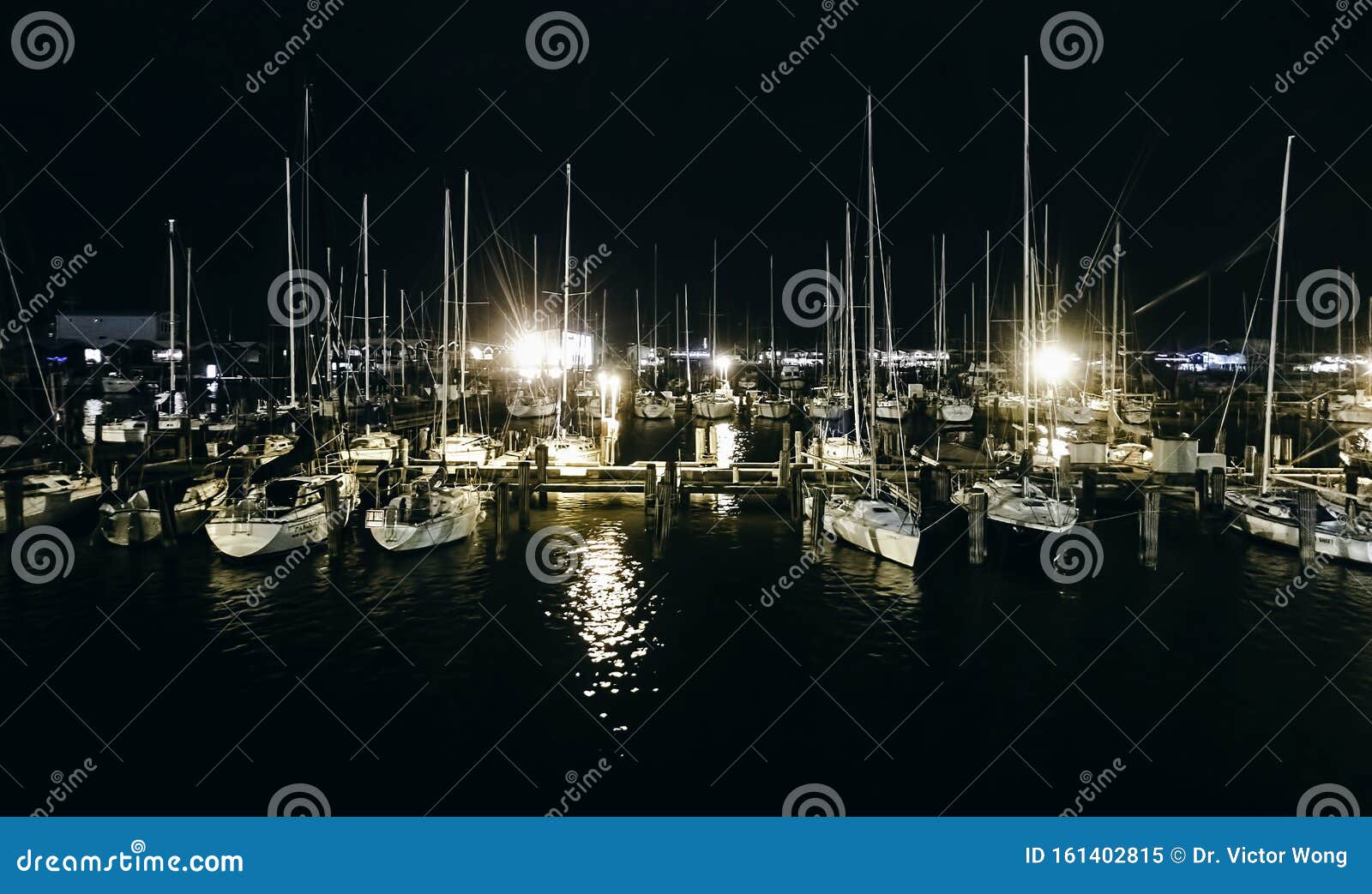 湖景码头停泊的休闲游艇的夜景编辑类图片 图片包括有黄昏 晚上 海岸线 小船 奥尔良 重新创建
