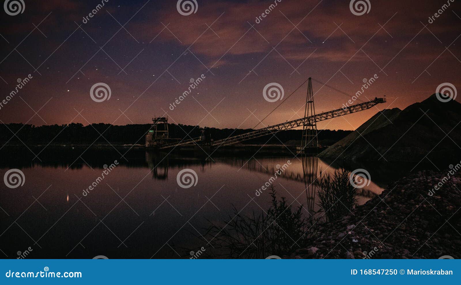 湖边的夜景 背景中的星光和美丽的天空库存照片 图片包括有湖边的夜景 背景中的星光和美丽的天空 湖边的夜景 背景中的星光和美丽的天空库存照片 图片包括有湖边的夜景 背景中的星光和美丽的天空