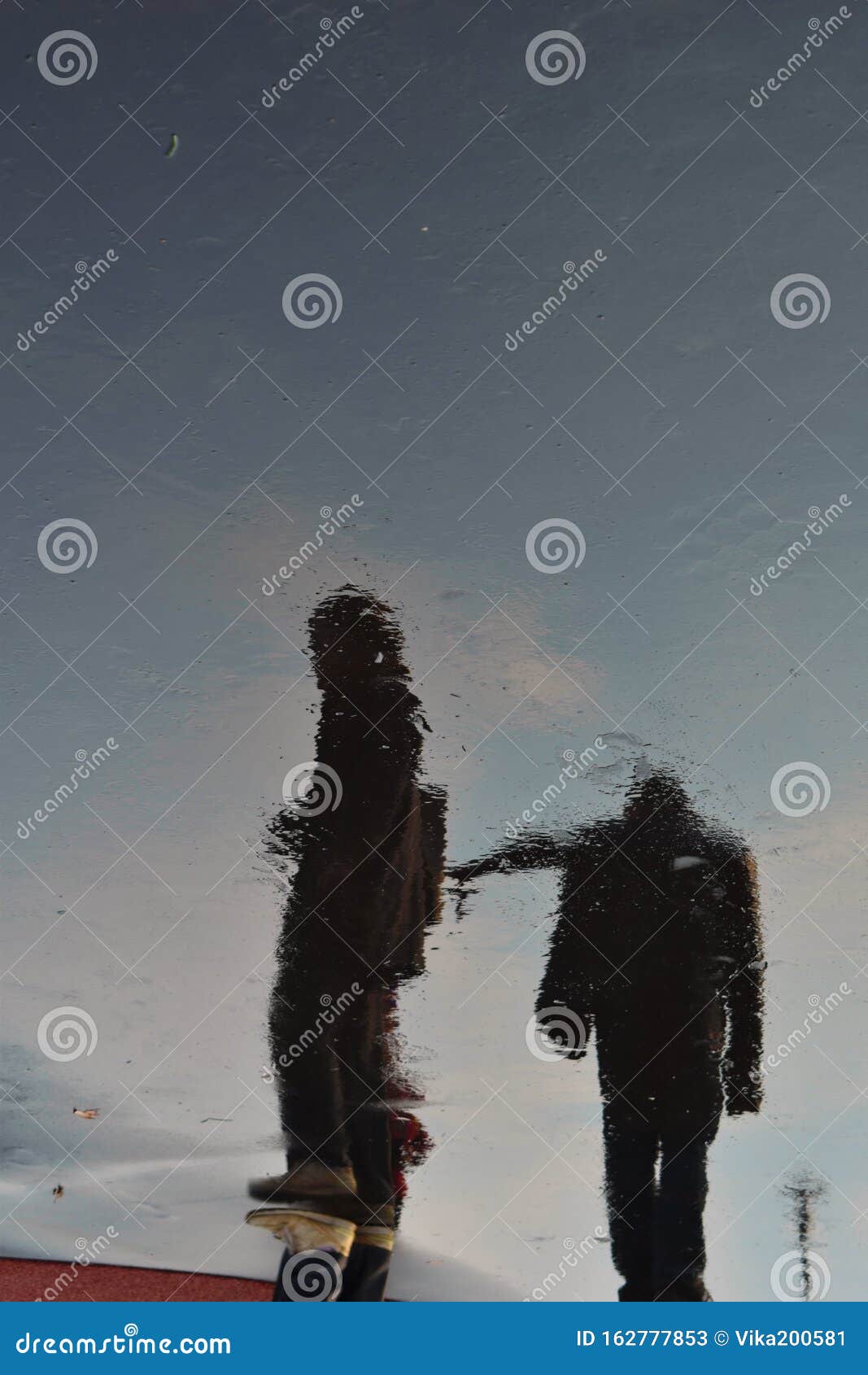 湿路面上人的暗影湿路上的人影库存图片 图片包括有湿路上的人影 湿路面上人的暗影