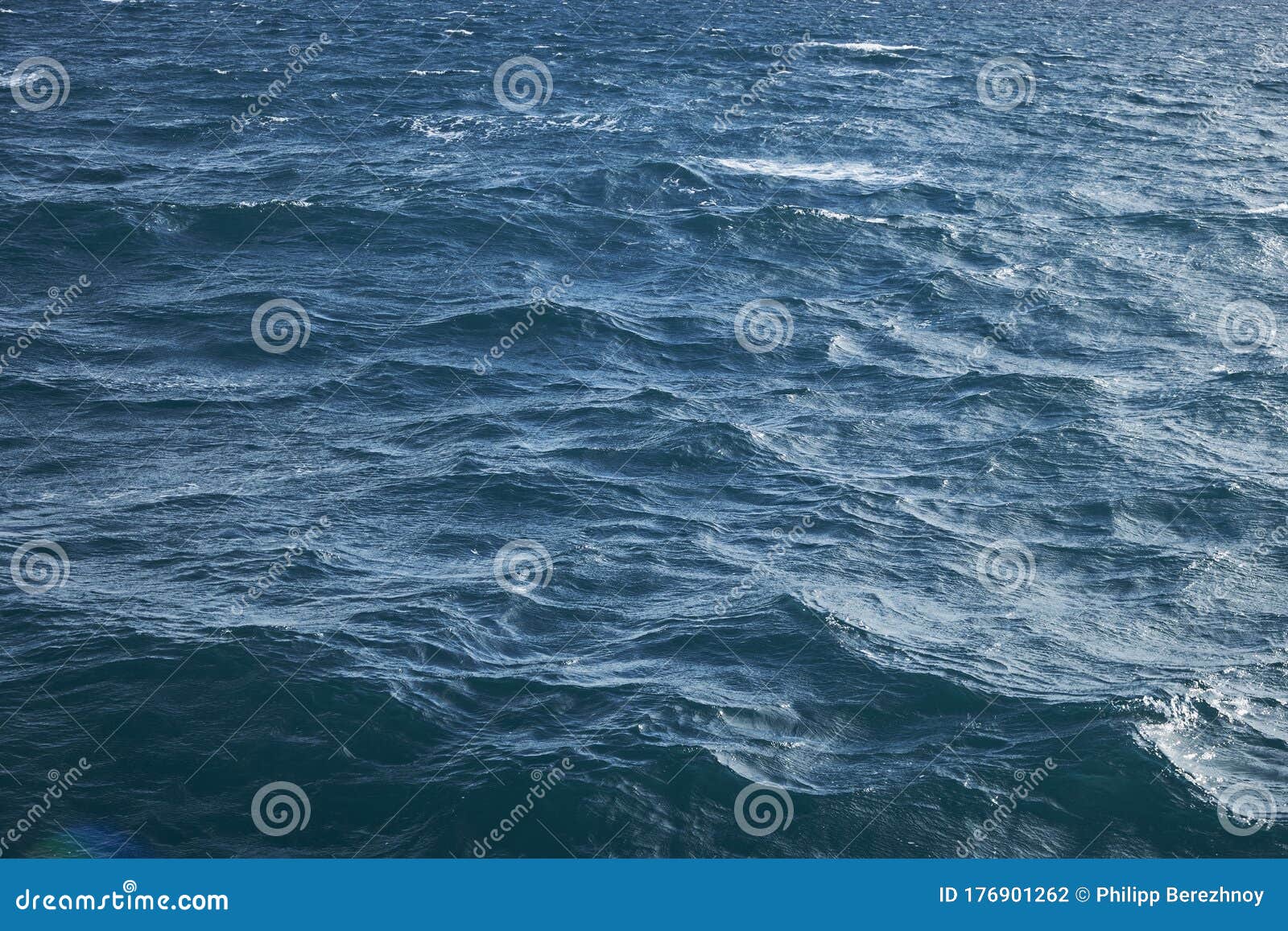 溅起的海浪水面壁纸或背景概念库存照片 图片包括有风暴 飞溅 海岸 行动 速度 海洋