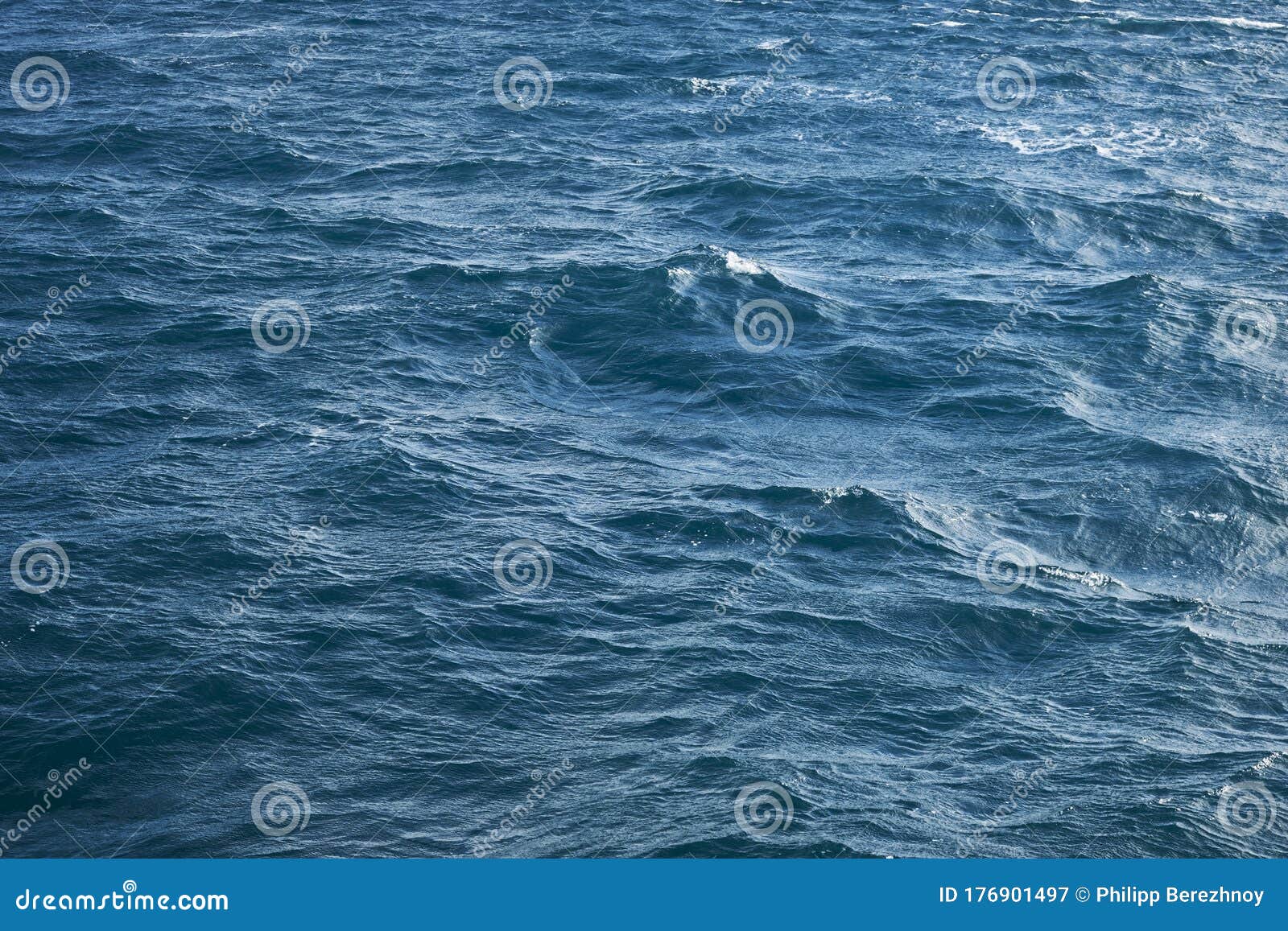 溅起的海浪水面壁纸或背景概念库存图片 图片包括有粗砺 蓝色 抽象 浪花 速度 模式