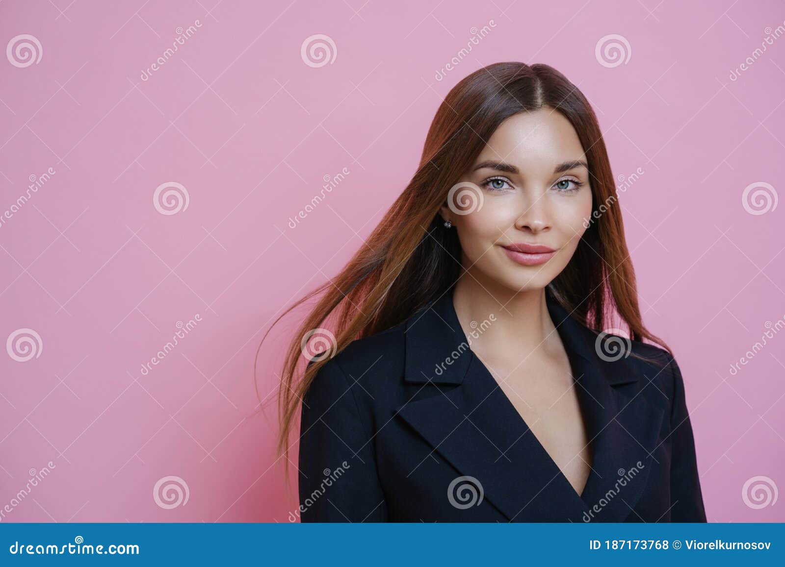 女经理 漂亮女经理上班的肖像画，穿黑色正式服装，自然化妆，在镜头前显得自信， 库存照片- 图片包括有经理, 背包: 187173768