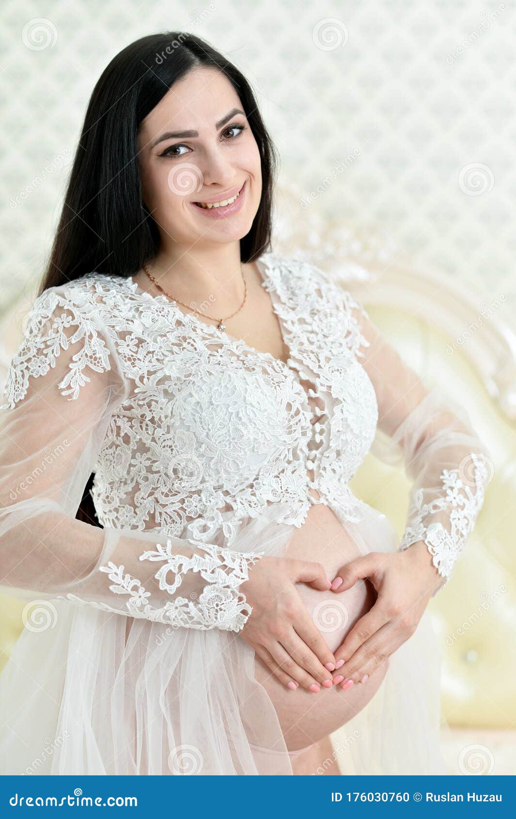 漂亮孕妇做心标志的画像库存照片 图片包括有妇女 户内 查找 关心 人力 放松 人们 漂亮孕妇做心标志的画像库存照片 图片包括有妇女 户内 查找 关心 人力 放松 人们