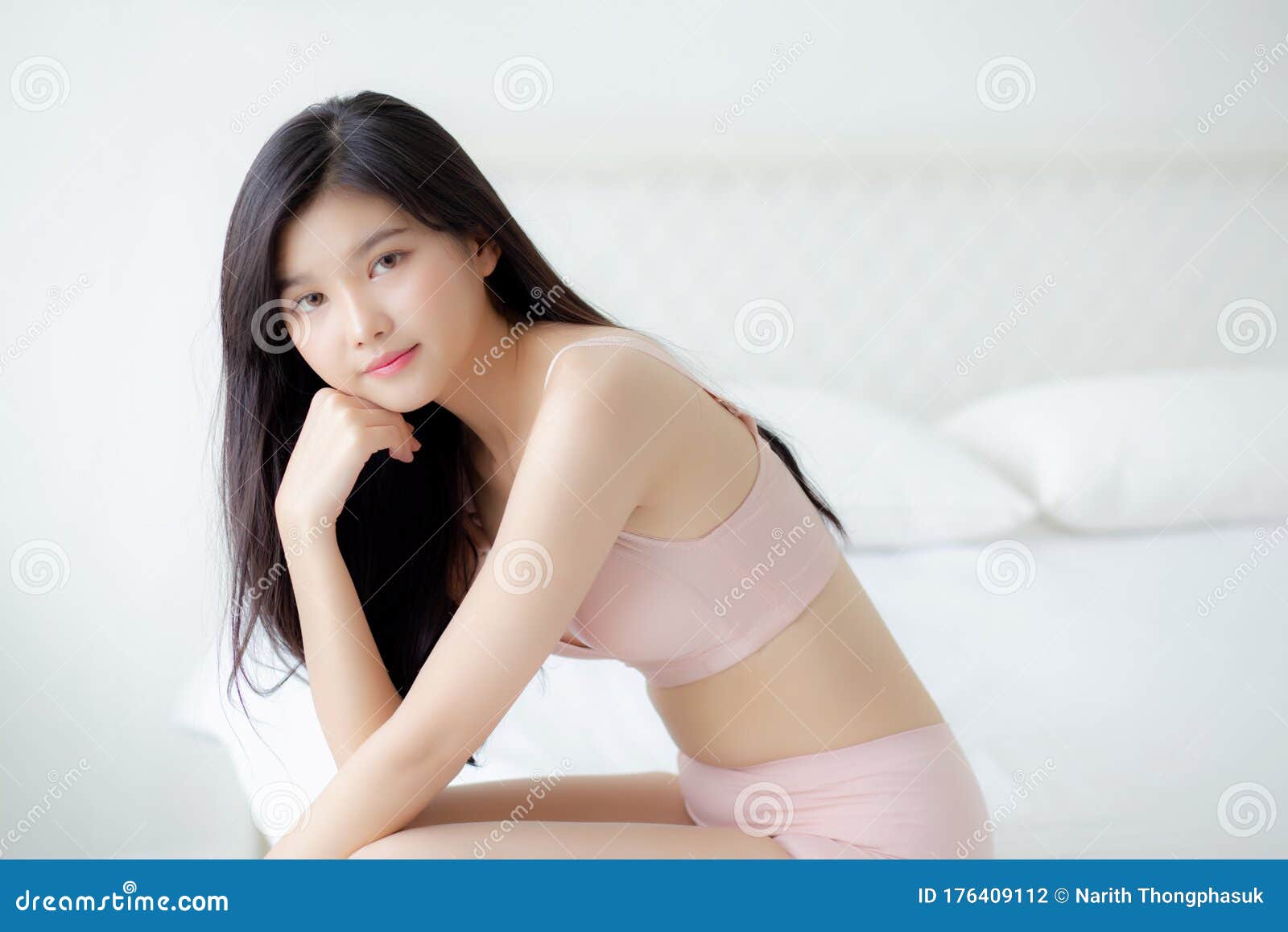 漂亮的肖像年轻亚洲女性性感内衣身材 在卧室里很诱人库存照片 图片包括有纵向 女孩 欲望 人员