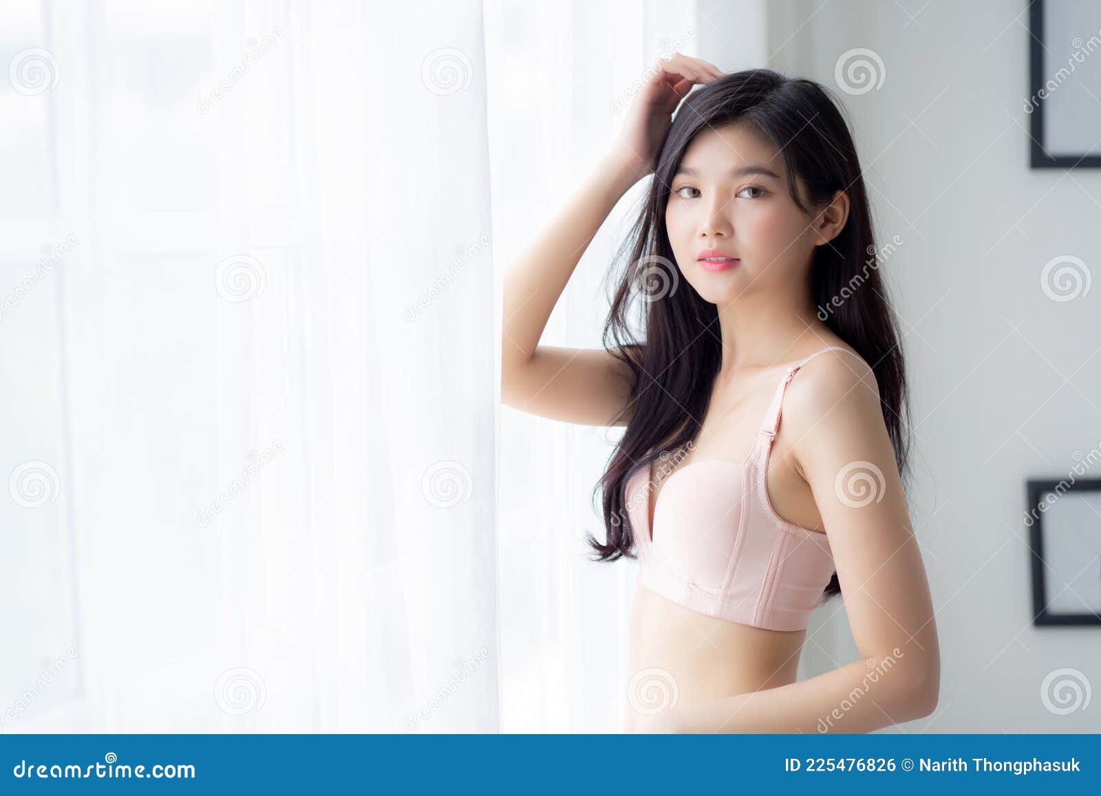 漂亮的肖像画 性感的亚洲女性站在窗前微笑 醒来时健康 库存照片 图片包括有健康 爱好健美者