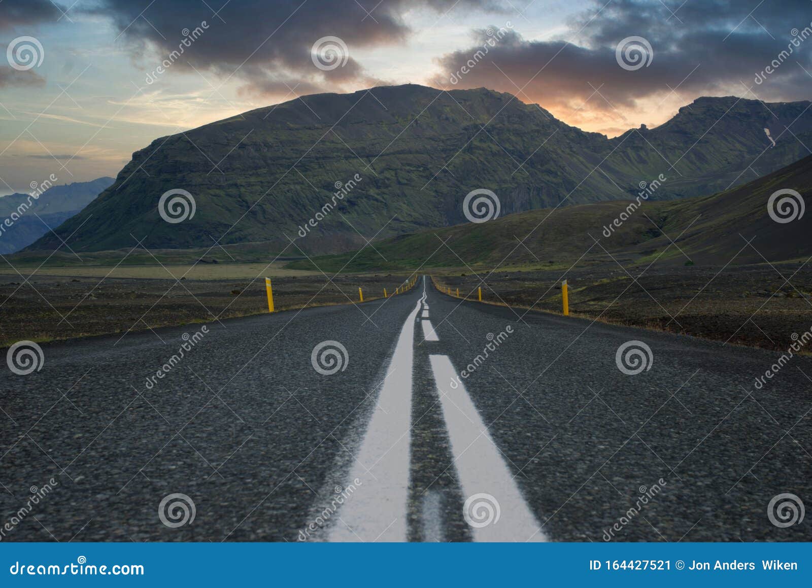漫长的公路尽头 大山的风光 日落 鲜艳的色彩库存图片 图片包括有漫长的公路尽头 大山的风光 日落 鲜艳的色彩