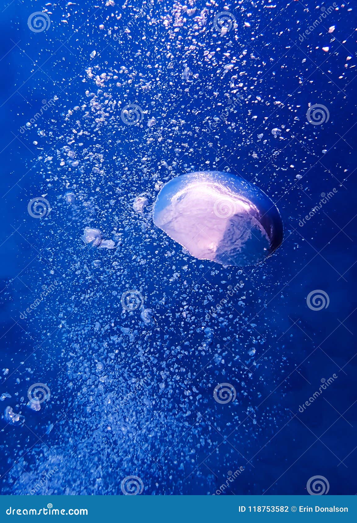 潜水者从呼吸水中的泡影呼气的库存照片 图片包括有潜水者从呼吸水中的泡影呼气的