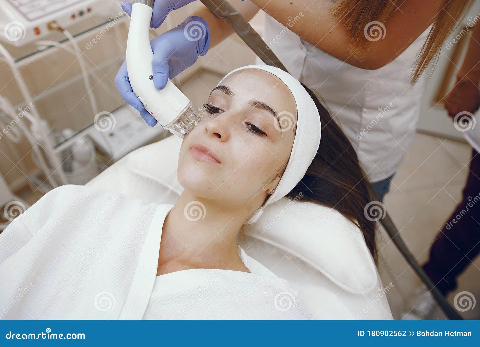 激光脱发美容室女工库存照片 图片包括有表面 患者 回复 面部 整容术 白种人 专业人员
